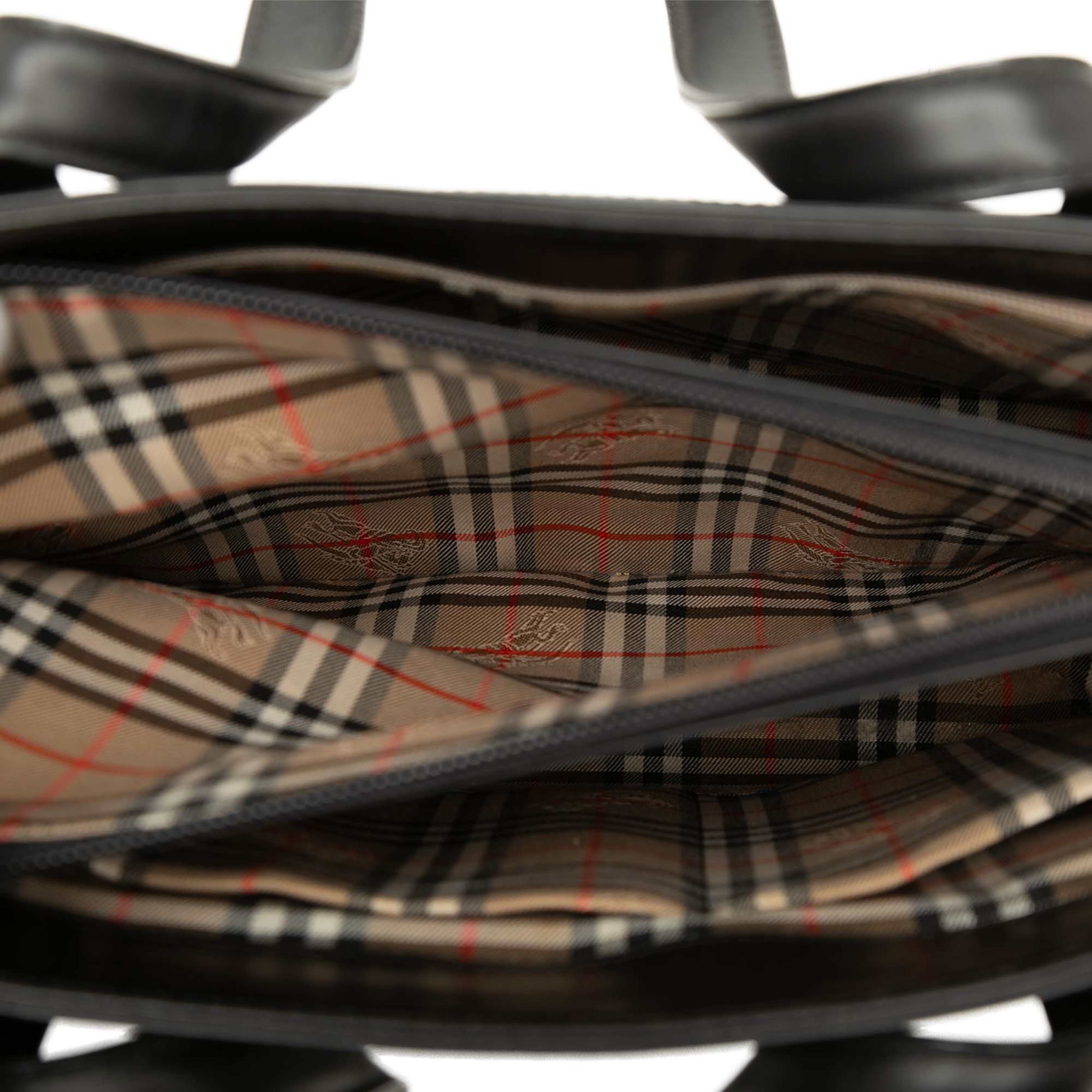 Burberry House Check Trimmed Leather Handbag, från Luxclusif, i färgen black. Klicka för att öppna bilden i stort format