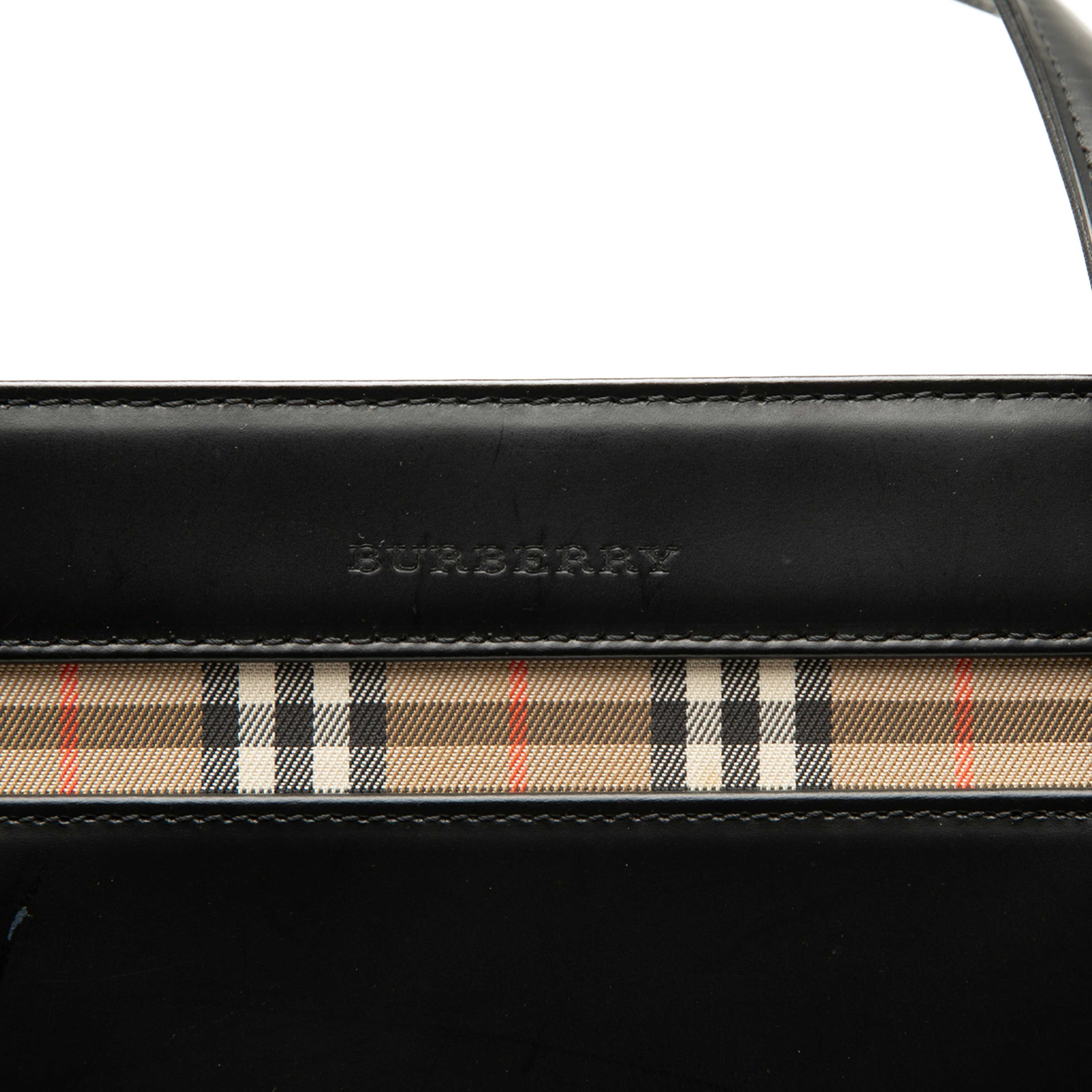 Burberry House Check Trimmed Leather Handbag, från Luxclusif, i färgen black. Klicka för att öppna bilden i stort format