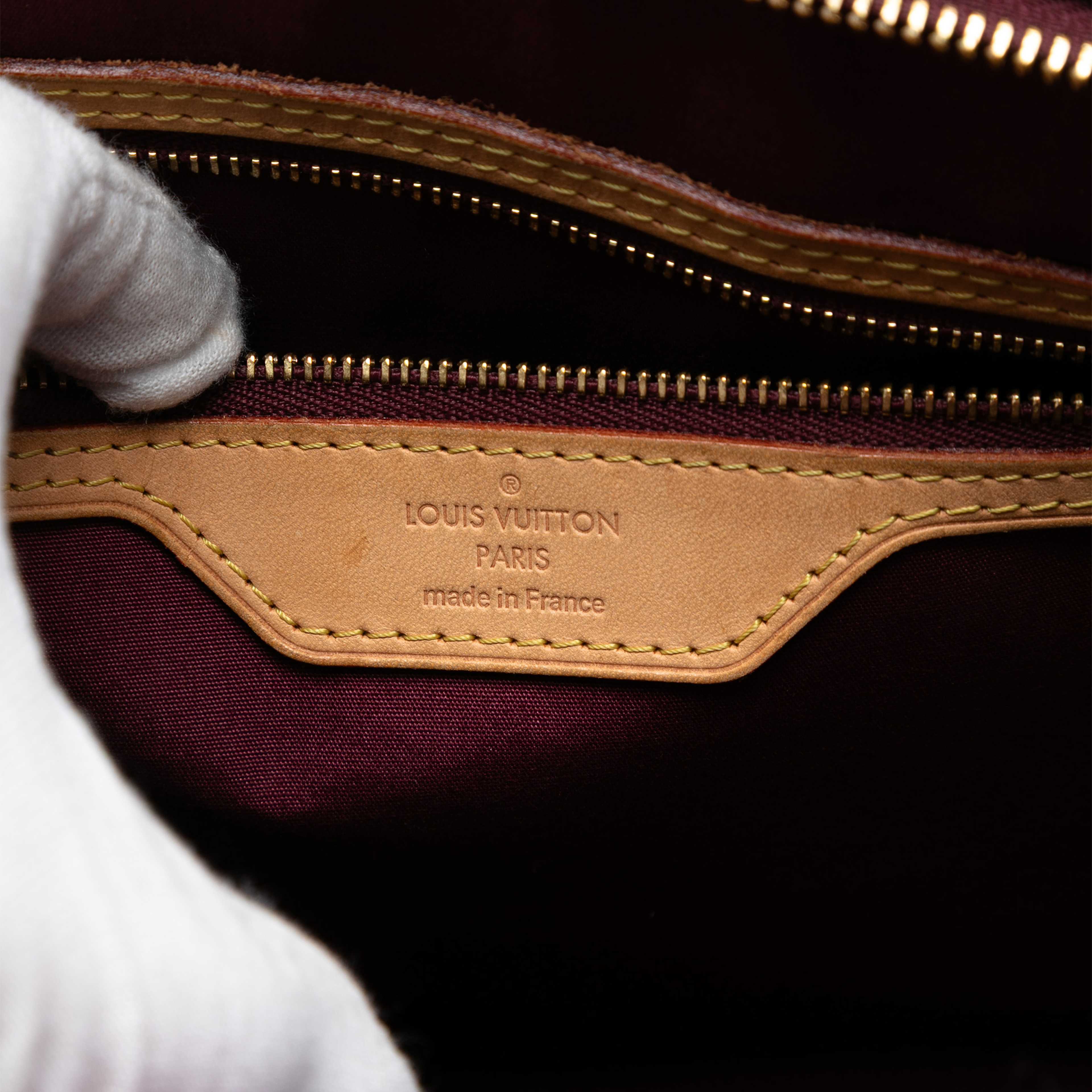 Louis Vuitton Monogram Vernis Brea Mm, från Luxclusif, i färgen bordeaux. Klicka för att öppna bilden i stort format