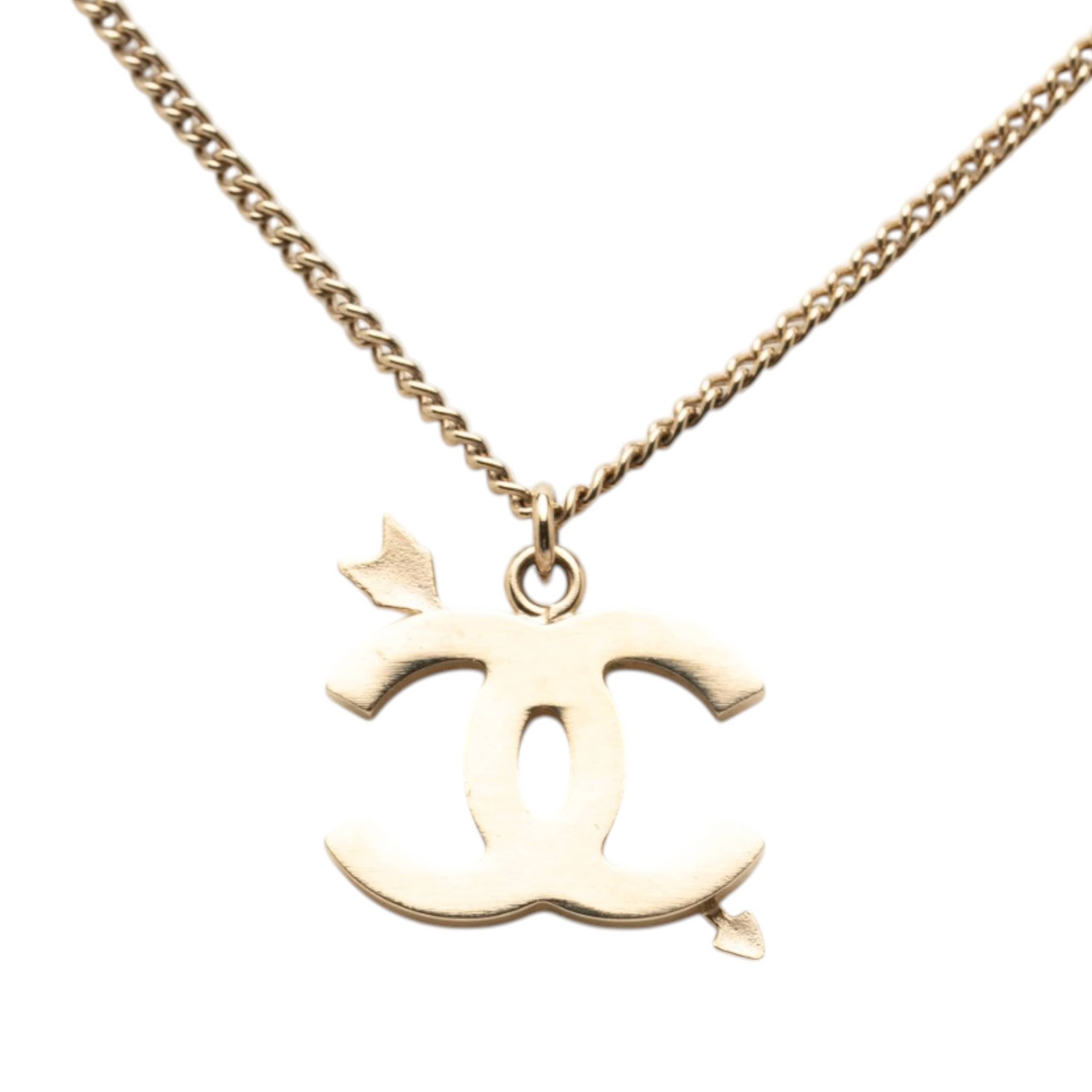 Chanel Cc Gold Plated Enamel Arrow Pendant Necklace, från Luxclusif, i färgen gold. Klicka för att öppna bilden i stort format