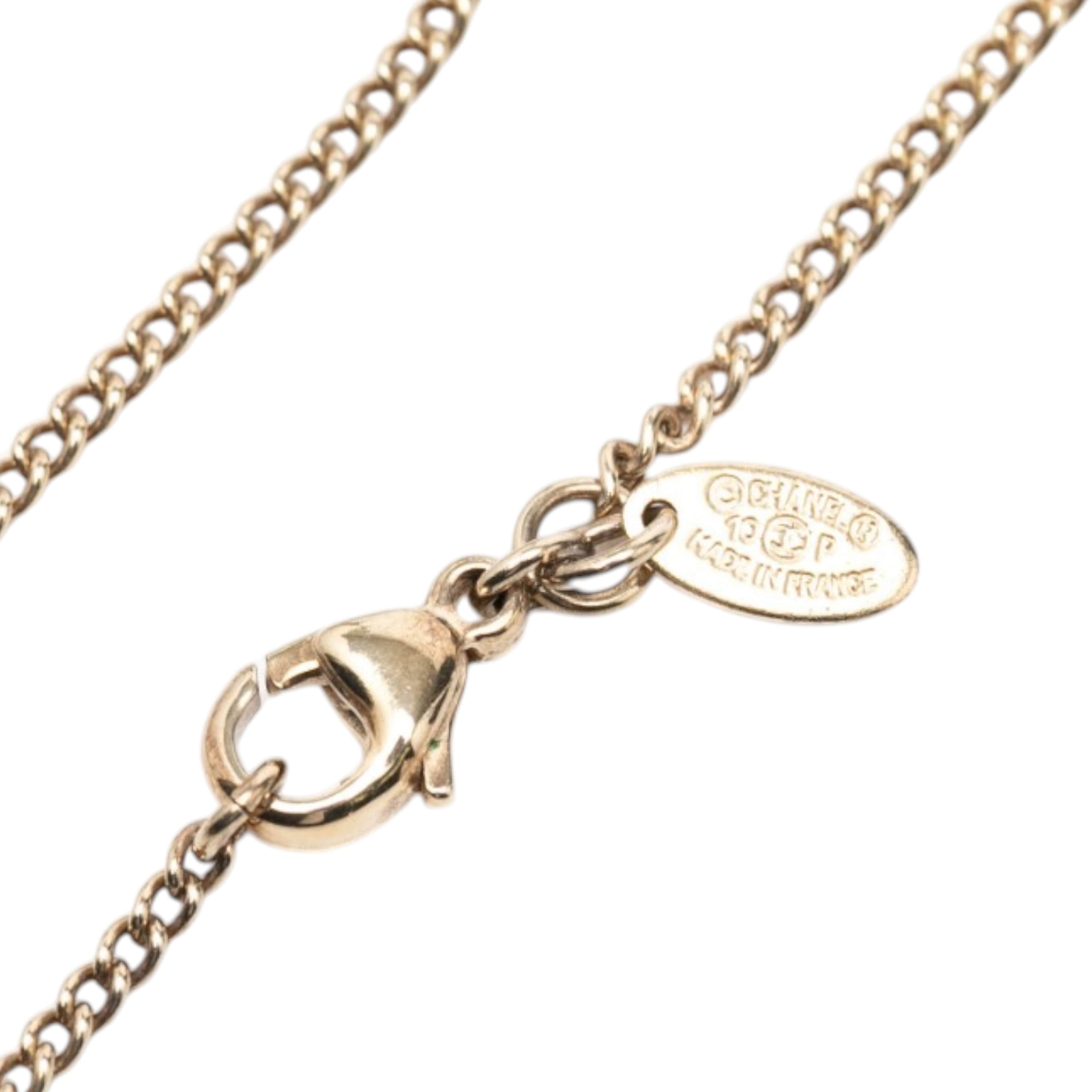 Chanel Cc Gold Plated Enamel Arrow Pendant Necklace, från Luxclusif, i färgen gold. Klicka för att öppna bilden i stort format