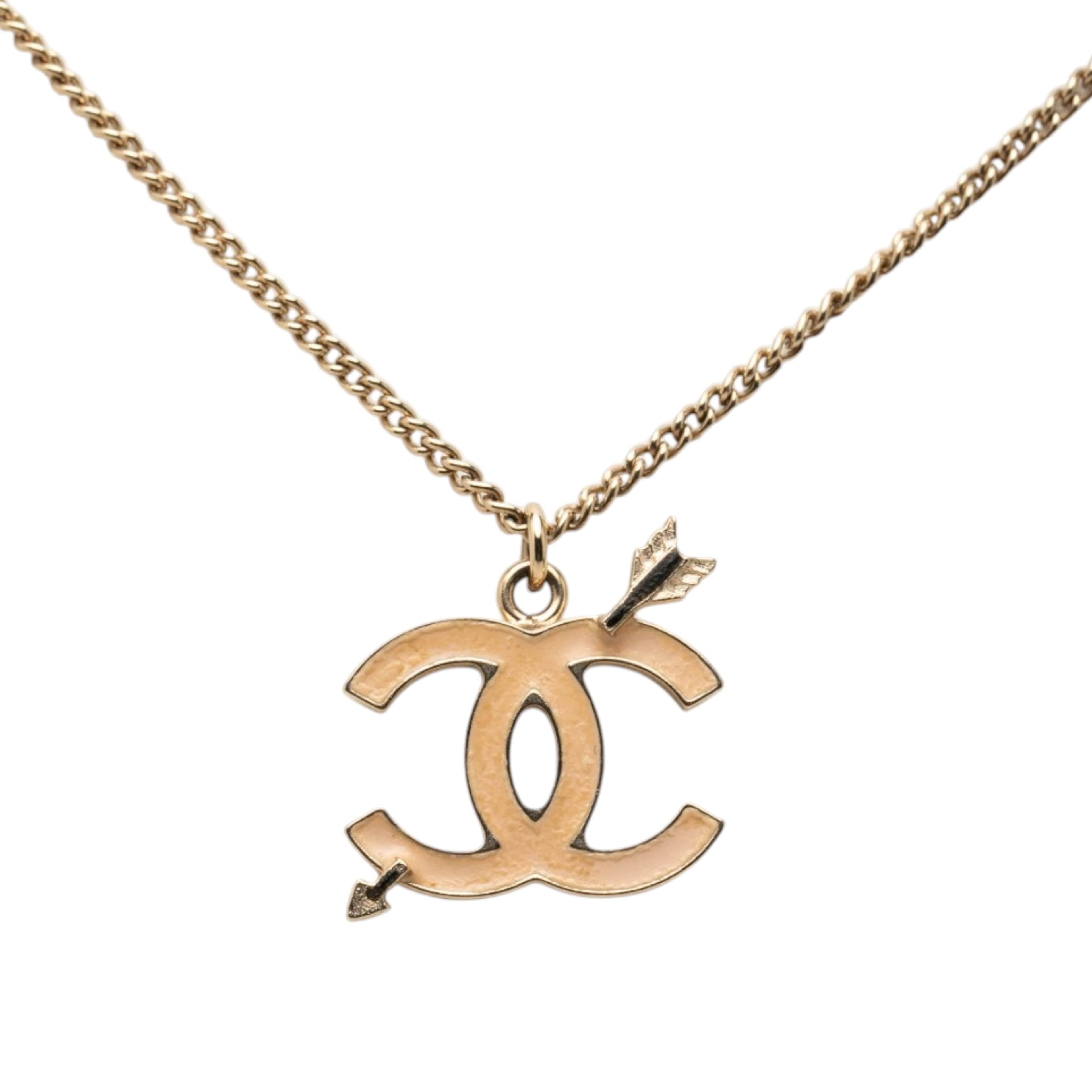 Chanel Cc Gold Plated Enamel Arrow Pendant Necklace, från Luxclusif, i färgen gold. Klicka för att öppna bilden i stort format