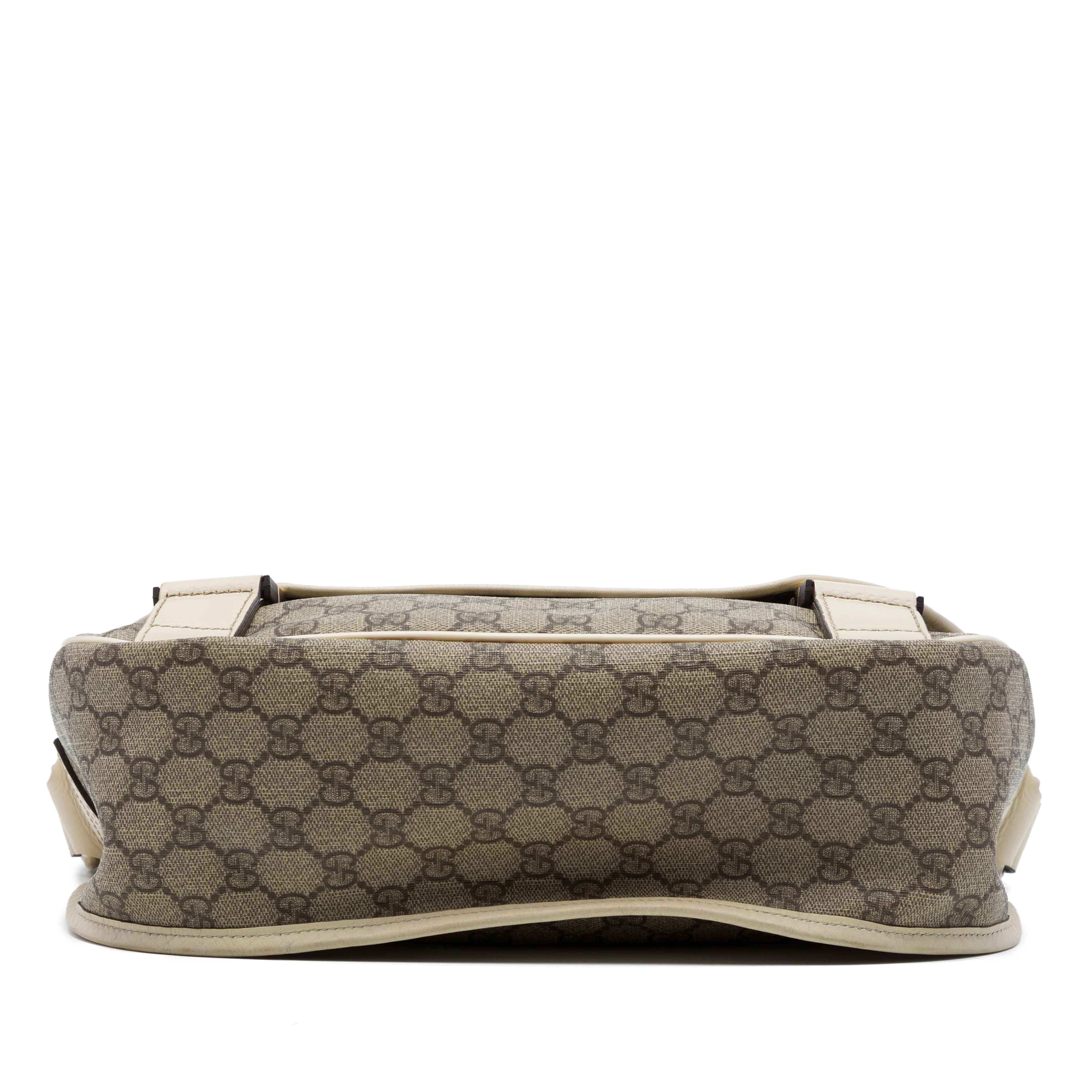 Gucci Gg Supreme Crossbody, från Luxclusif, i färgen beige. Klicka för att öppna bilden i stort format