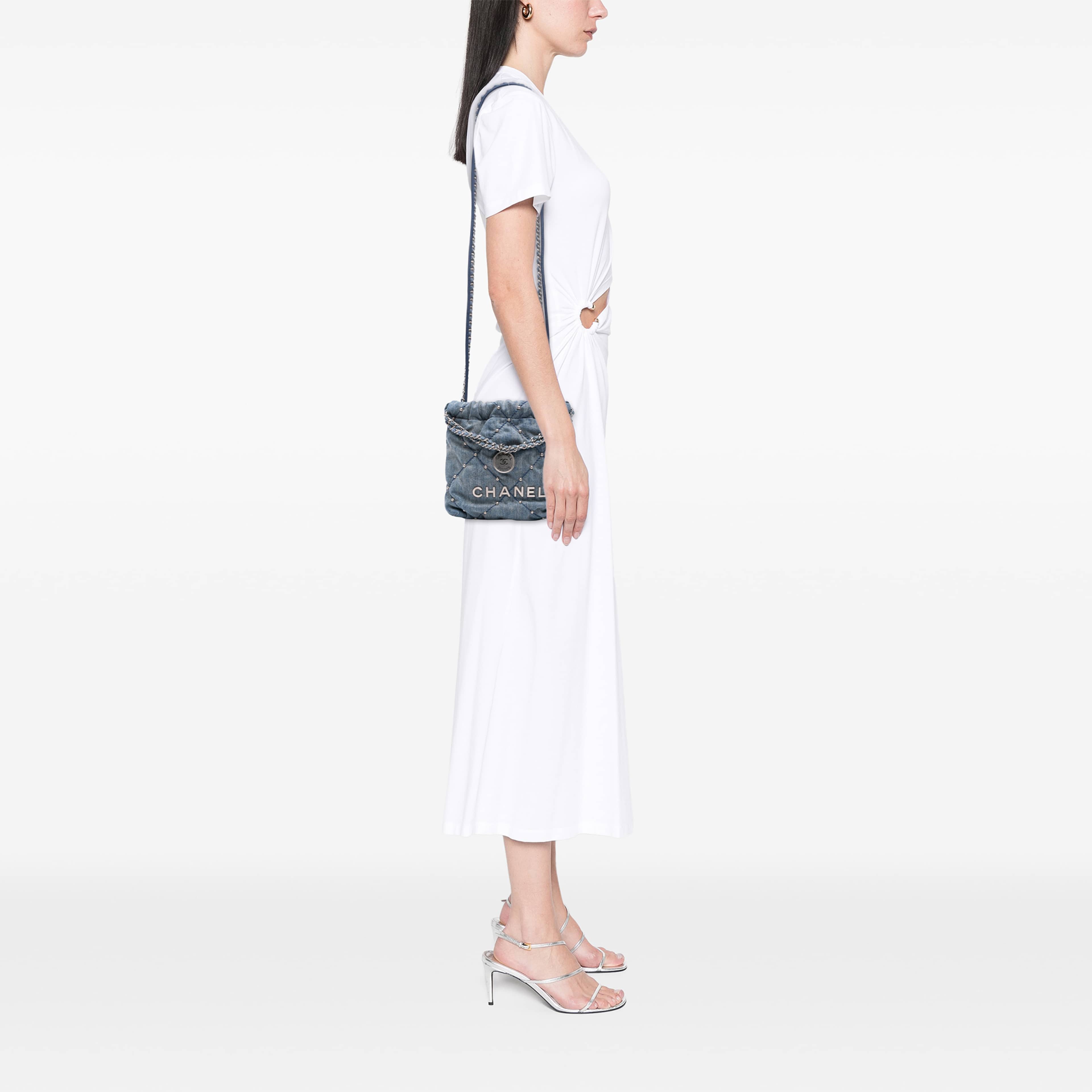 Chanel Mini Denim Studded 22 Handbag, från Luxclusif, i färgen blå. Klicka för att öppna bilden i stort format