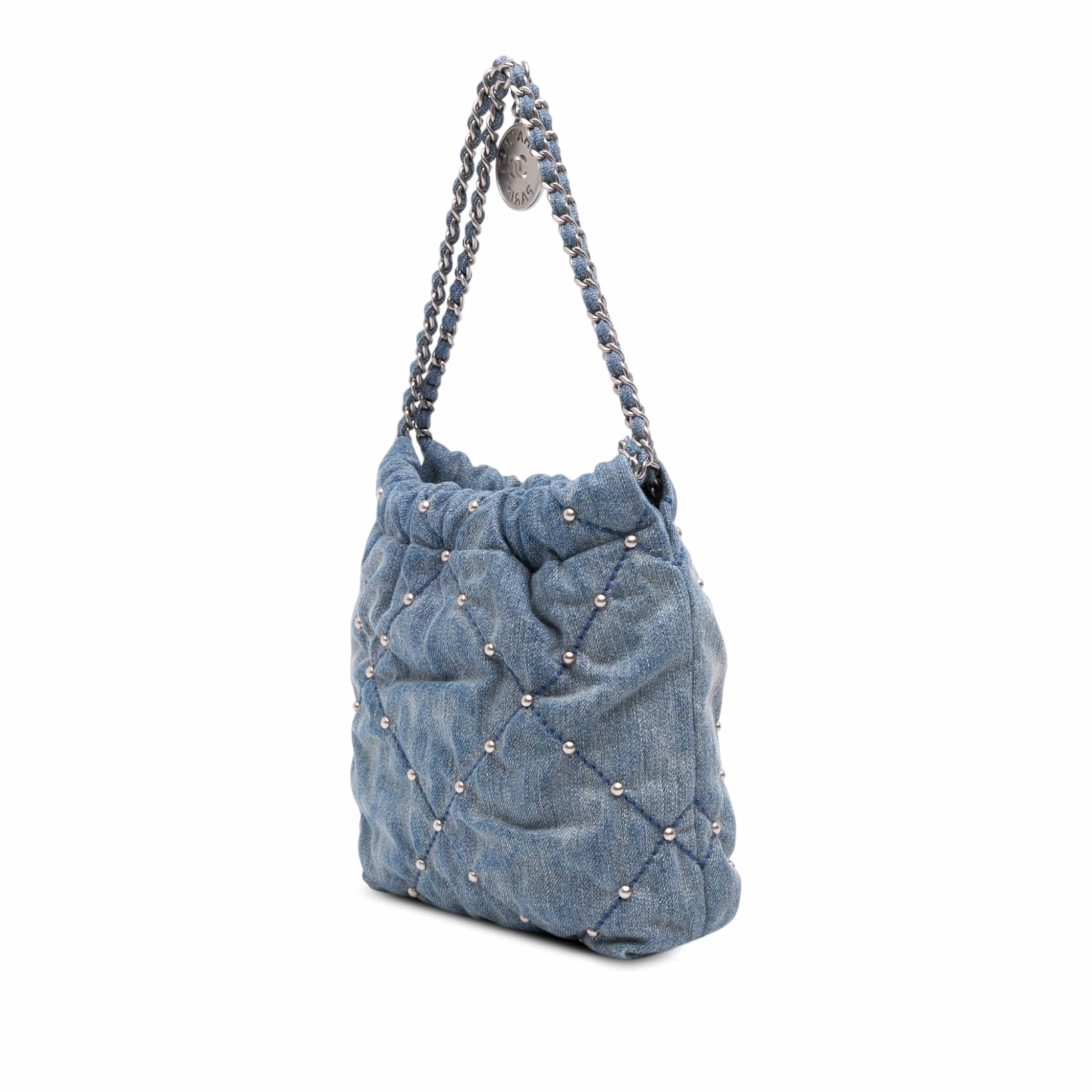 Chanel Mini Denim Studded 22 Handbag, från Luxclusif, i färgen blå. Klicka för att öppna bilden i stort format