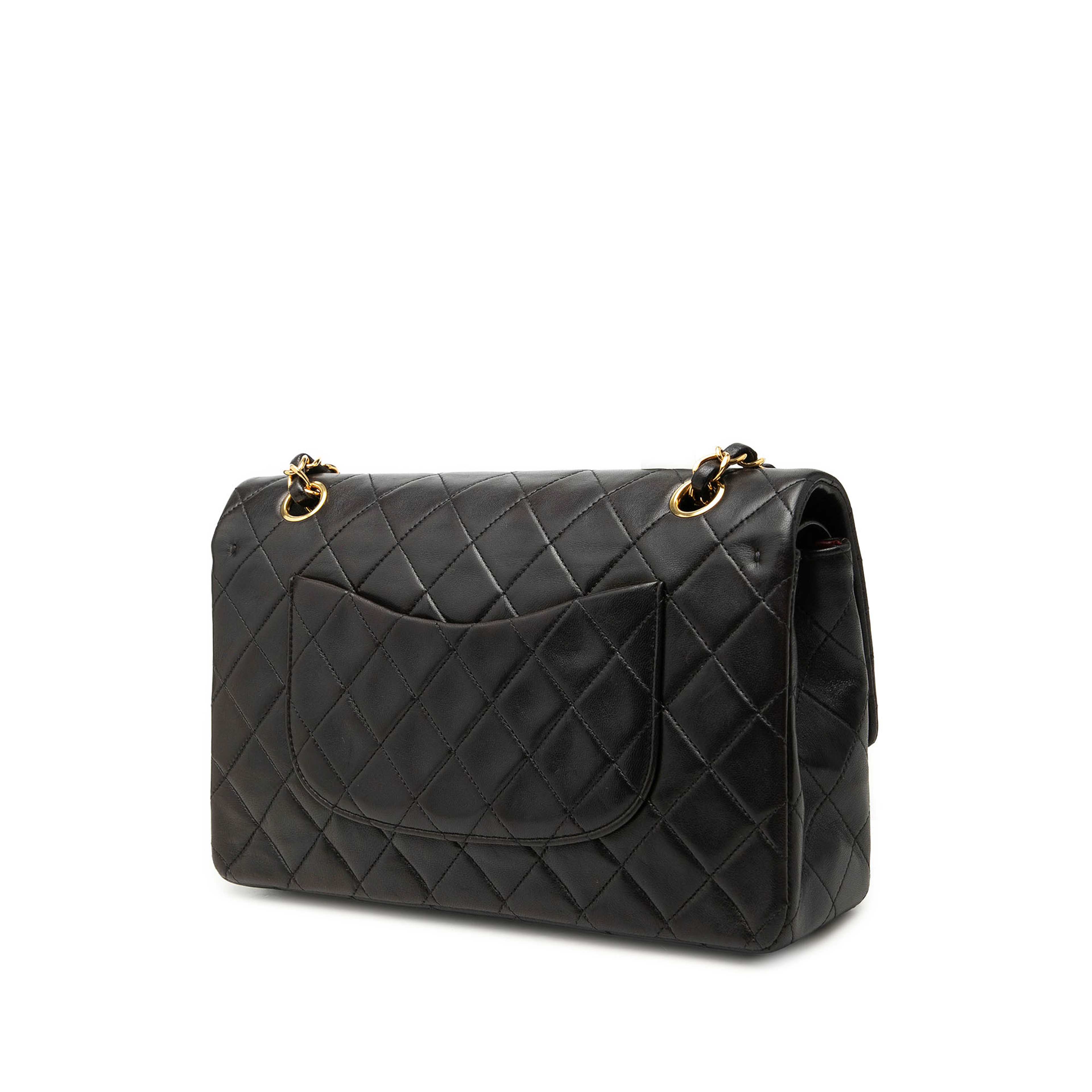 Chanel Medium Classic Lambskin Double Flap, från Luxclusif, i färgen svart. Klicka för att öppna bilden i stort format