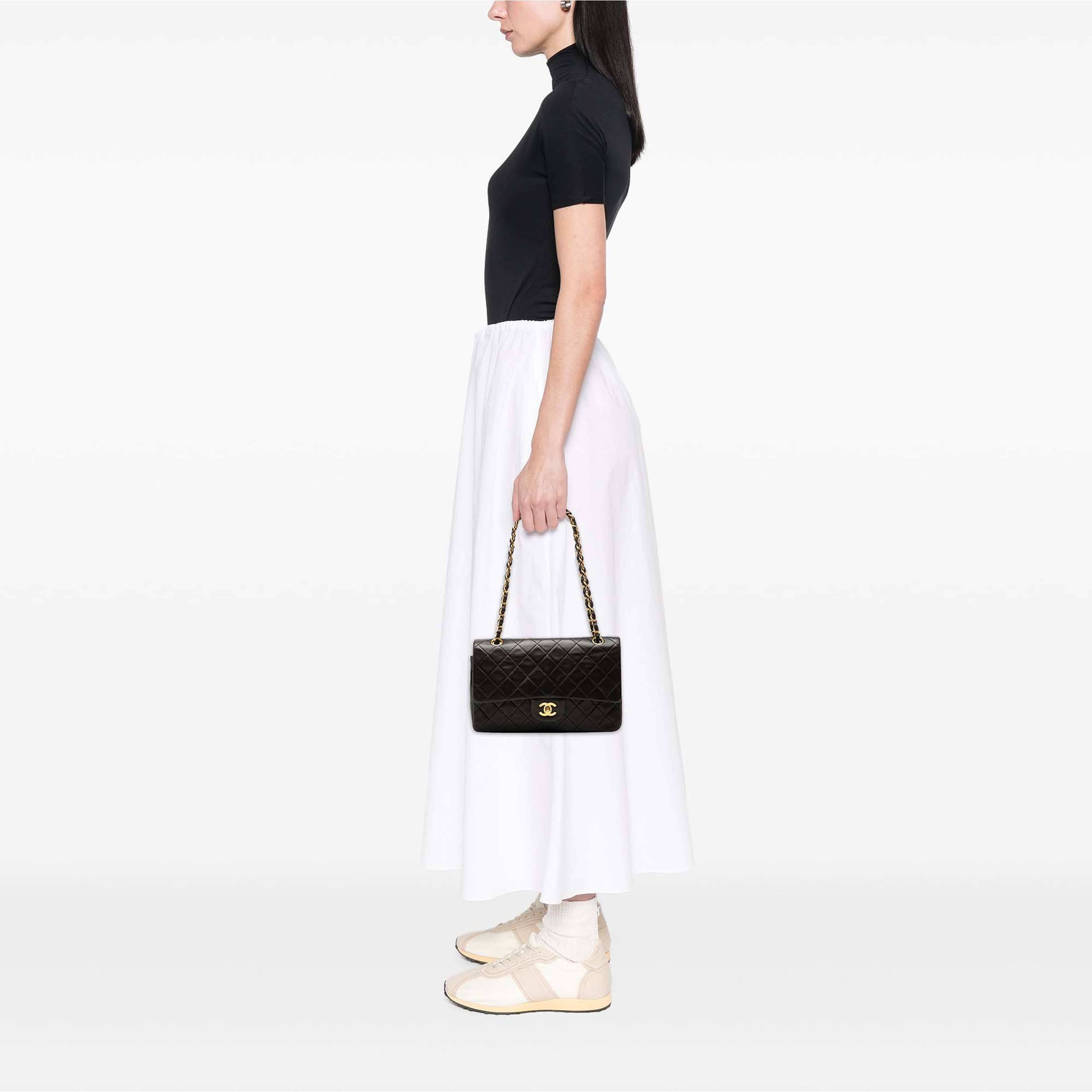 Chanel Medium Classic Lambskin Double Flap, från Luxclusif, i färgen svart. Klicka för att öppna bilden i stort format
