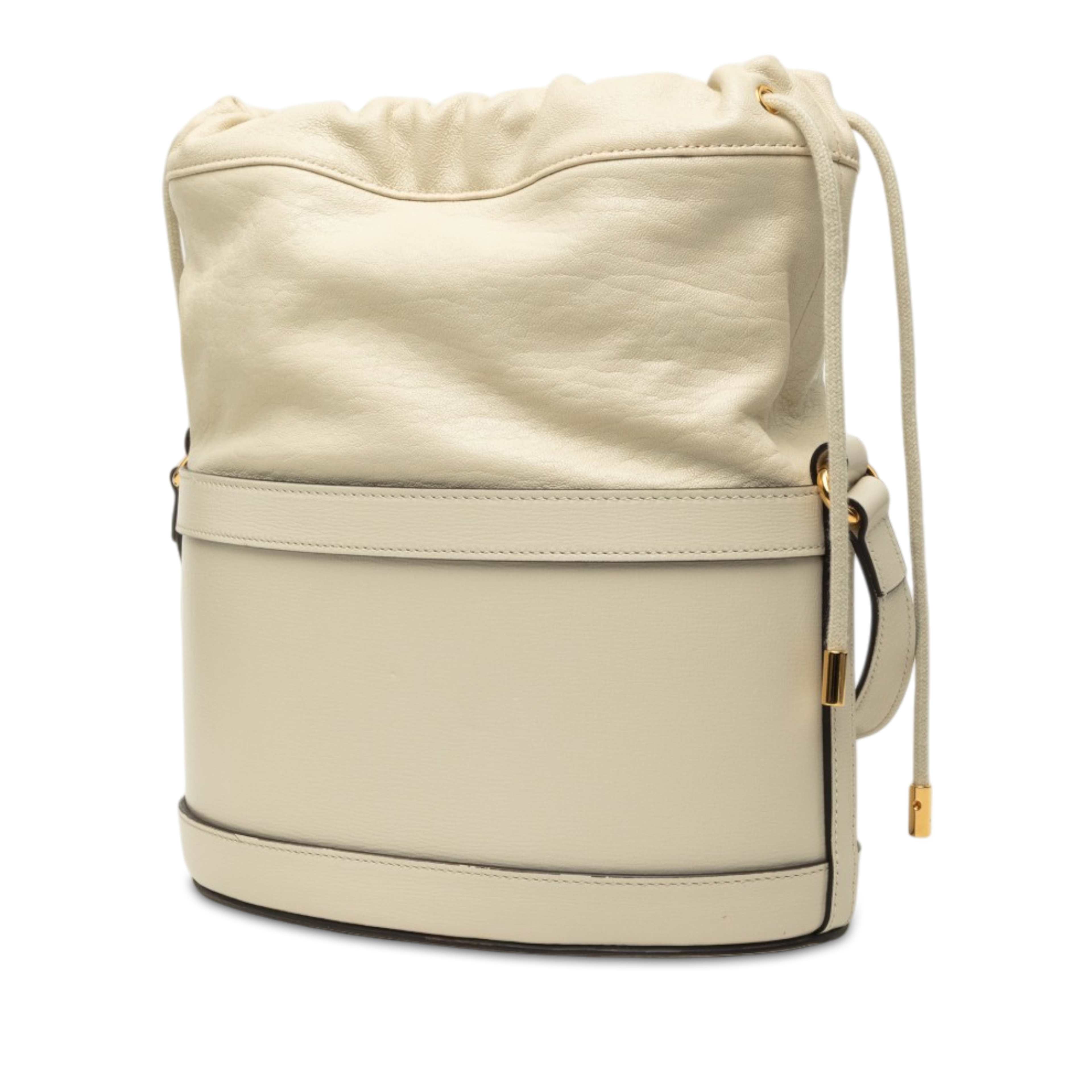 Gucci Calfskin Horsebit 1955 Bucket Bag, från Luxclusif, i färgen vit. Klicka för att öppna bilden i stort format