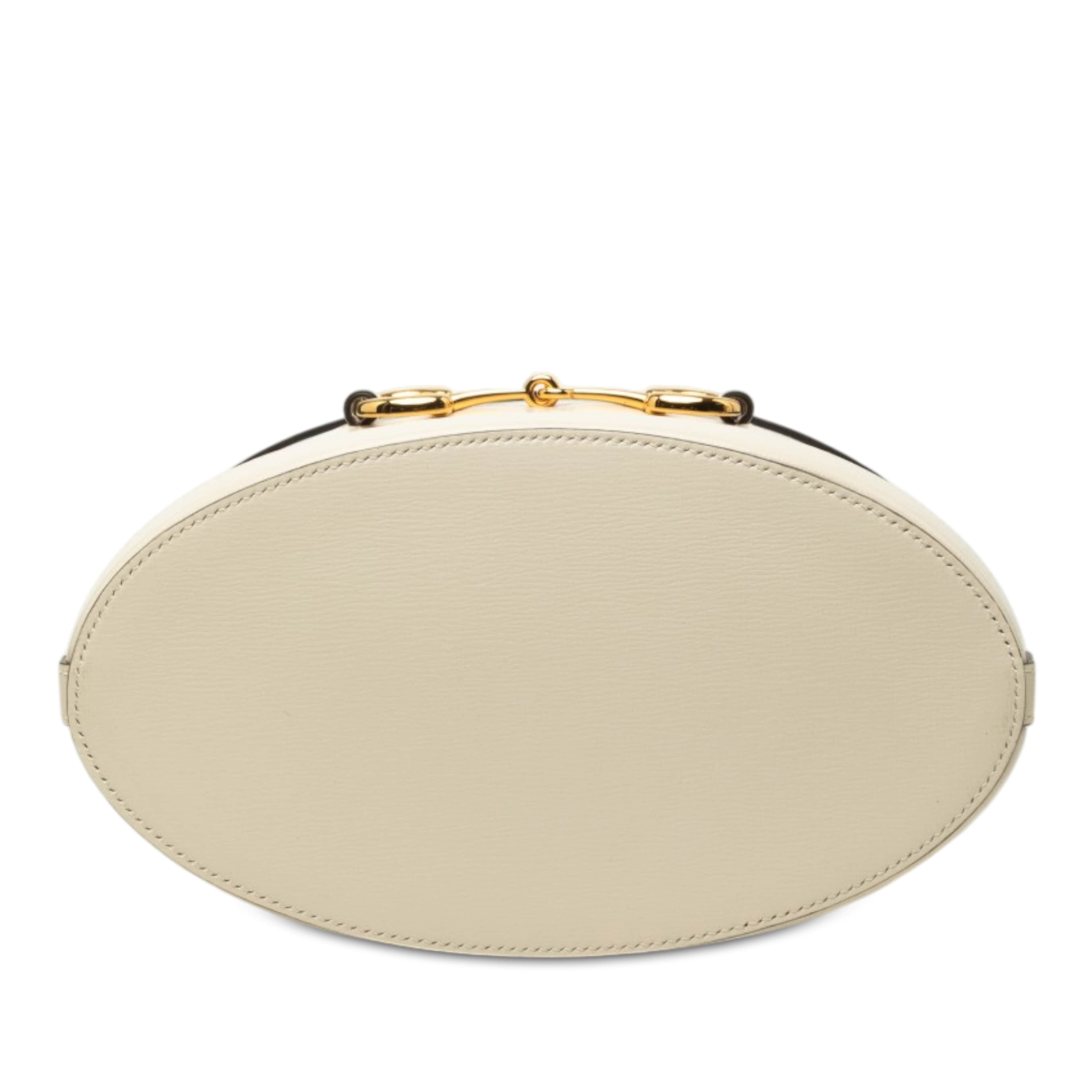 Gucci Calfskin Horsebit 1955 Bucket Bag, från Luxclusif, i färgen vit. Klicka för att öppna bilden i stort format