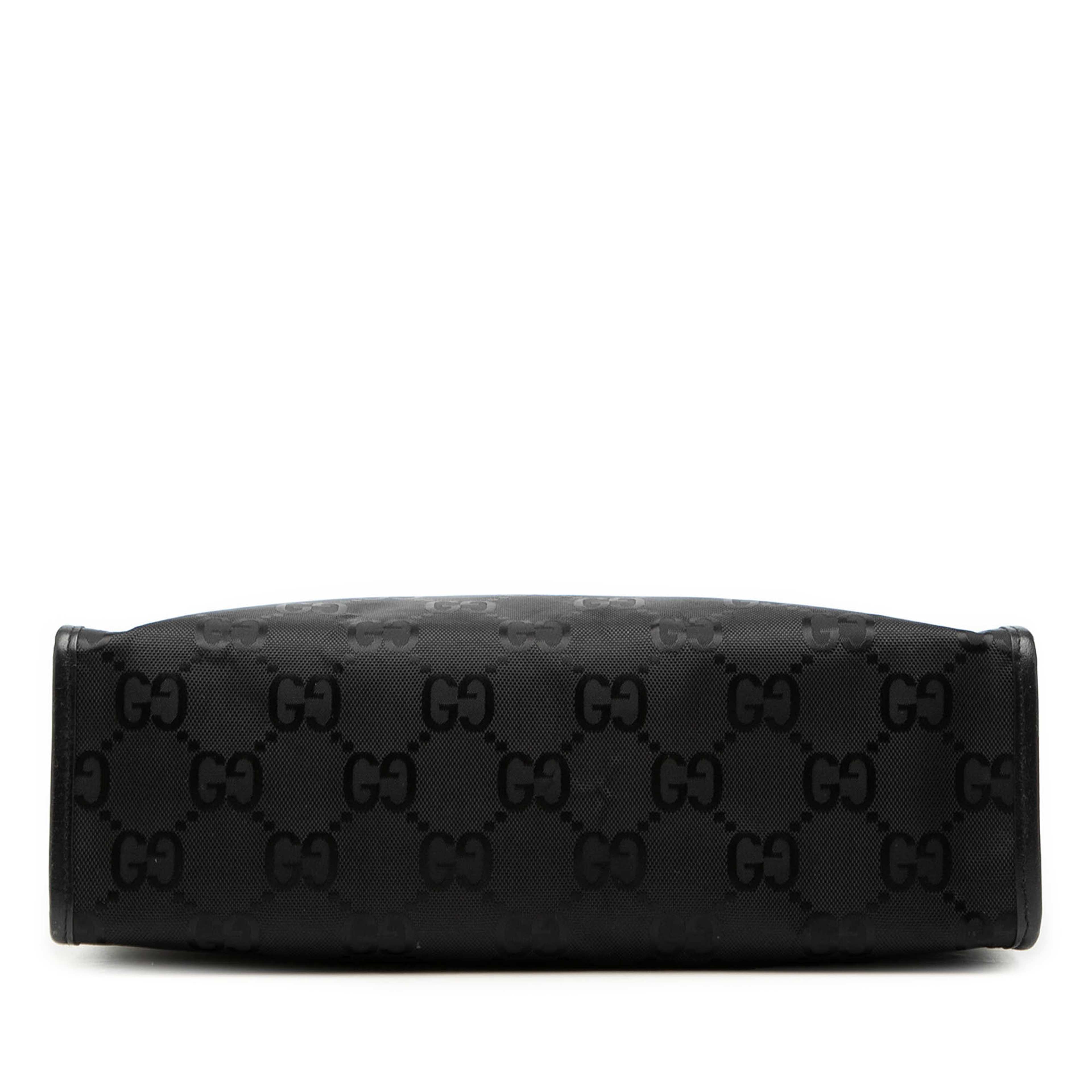 Gucci Medium Gg Nylon Off The Grid Convertible Tote, från Luxclusif, i färgen black. Klicka för att öppna bilden i stort format