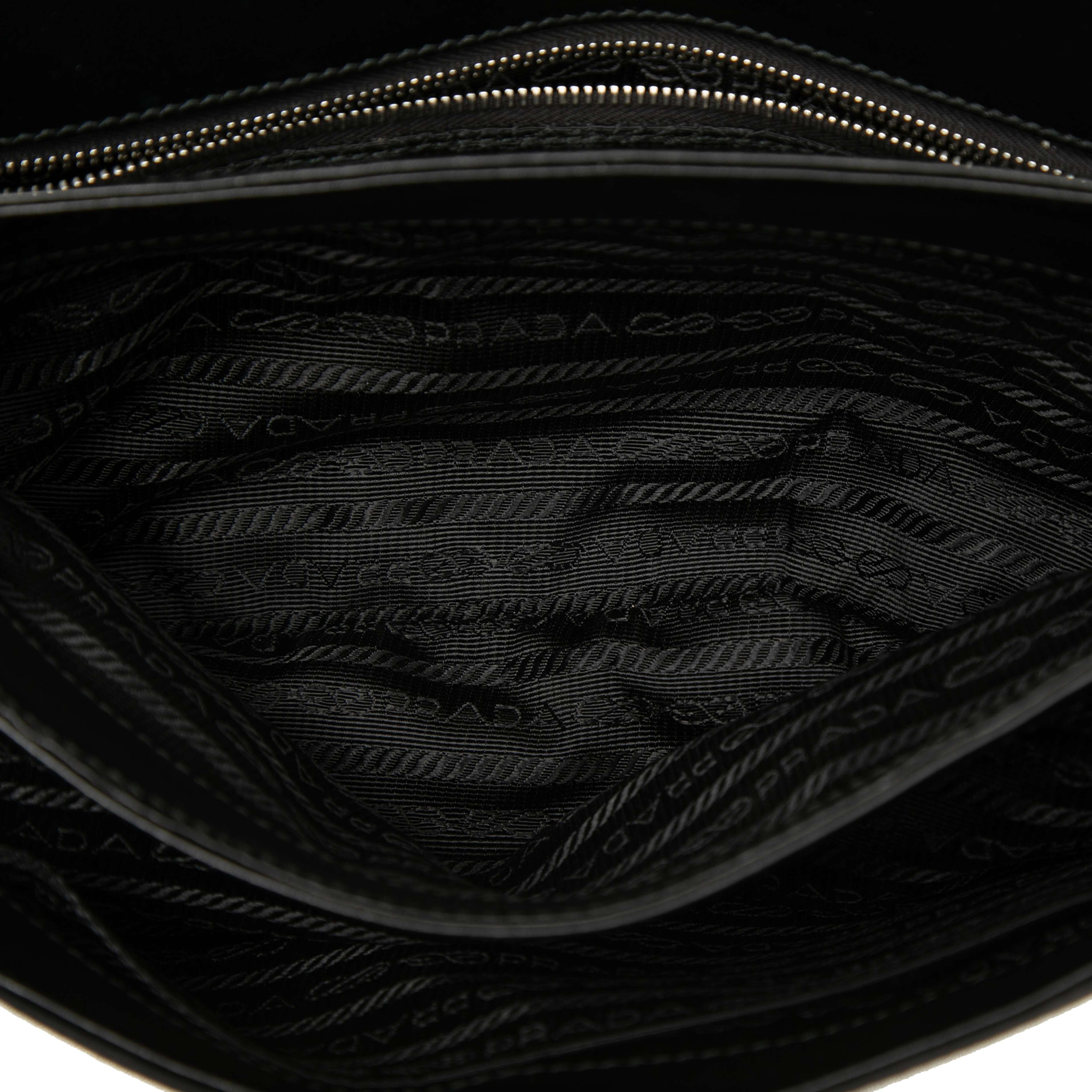 Prada Saffiano And Tessuto Chain Crossbody, från Luxclusif, i färgen svart. Klicka för att öppna bilden i stort format