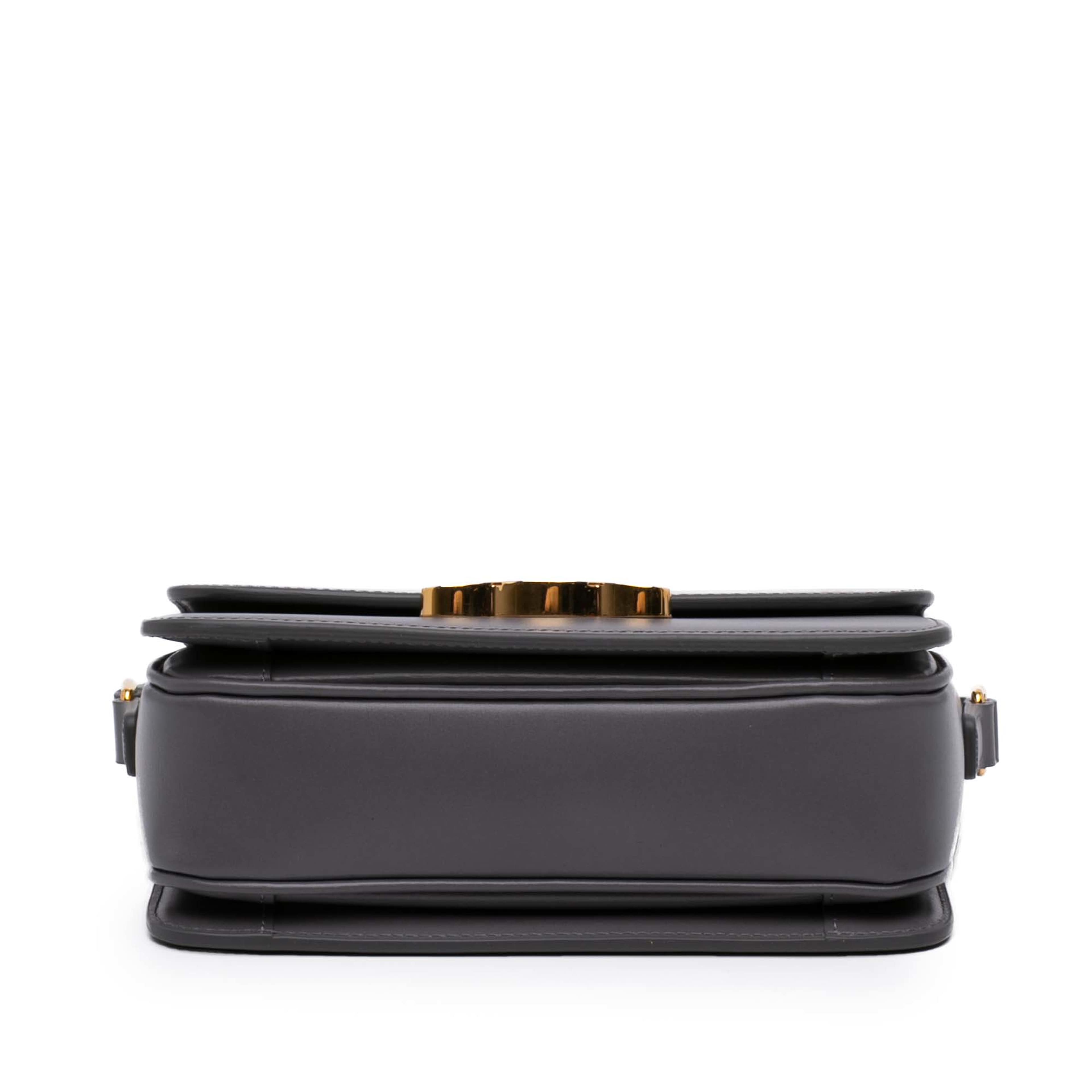 Celine Teen Shiny Calfskin Triomphe Crossbody, från Luxclusif, i färgen grå. Klicka för att öppna bilden i stort format