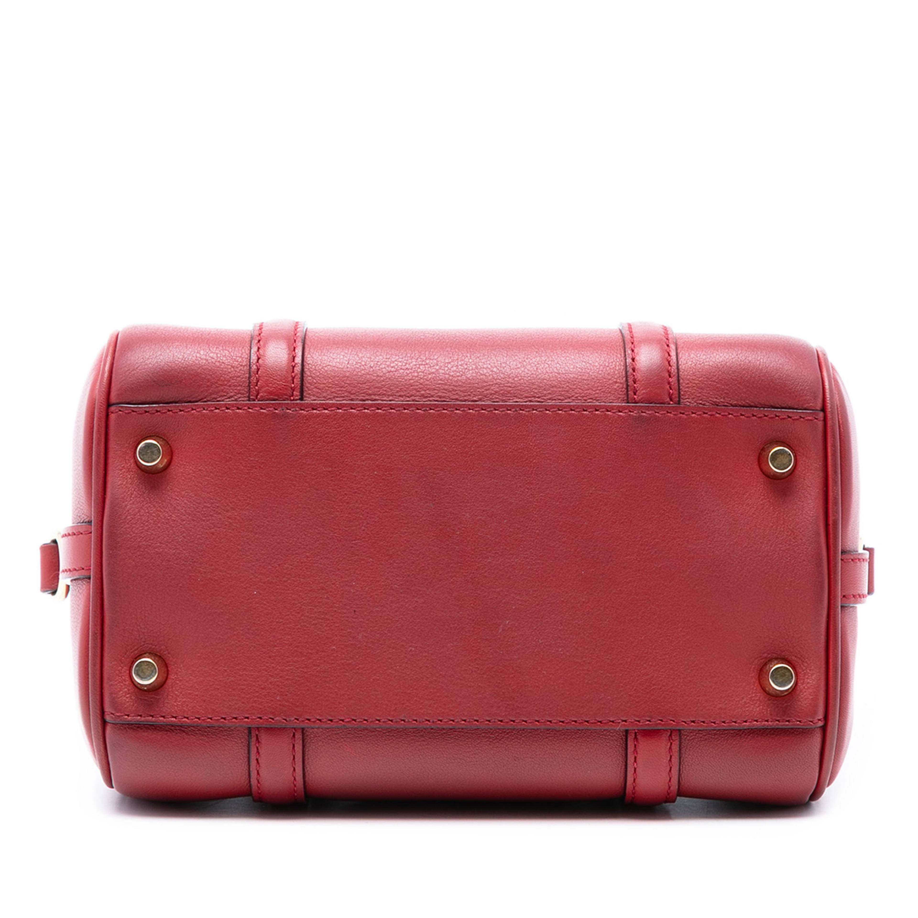 Burberry Small Leather Alchester Bowling Bag, från Luxclusif, i färgen red. Klicka för att öppna bilden i stort format