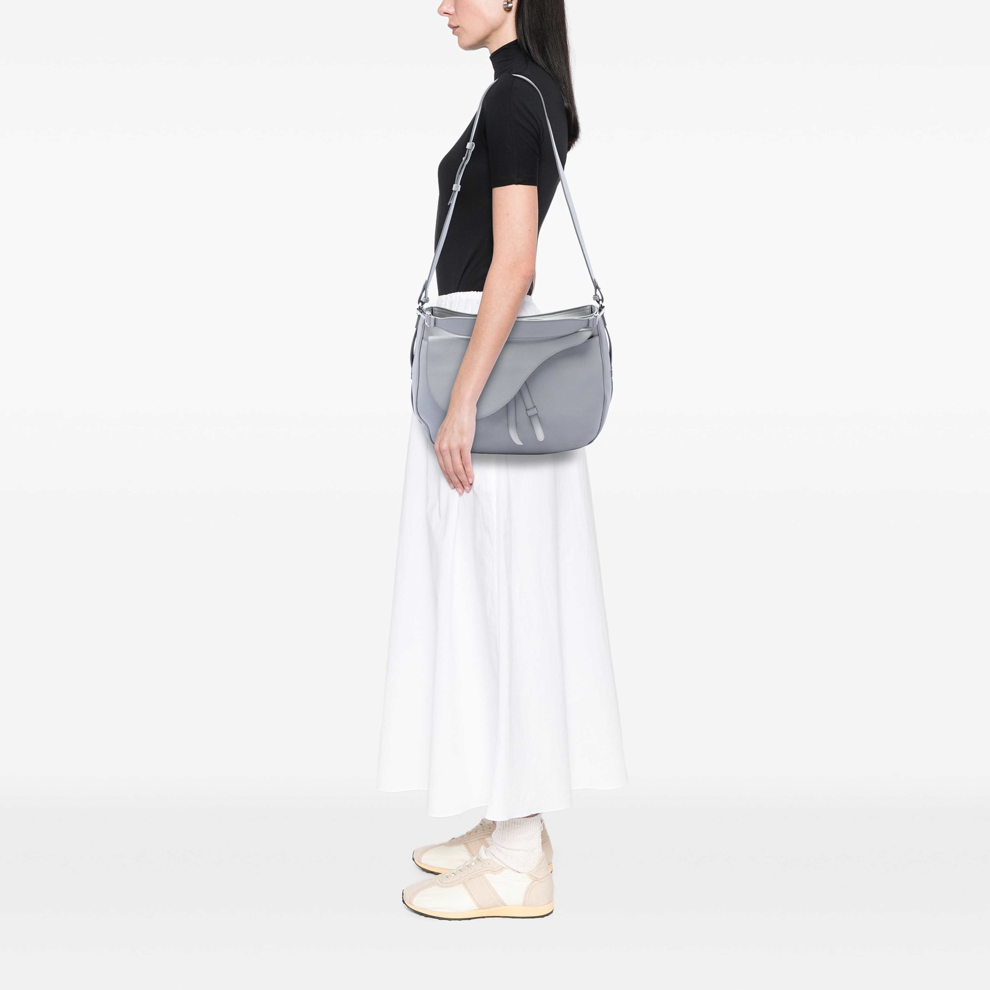 Dior Grained Calfskin Saddle Soft Bag, från Luxclusif, i färgen grå. Klicka för att öppna bilden i stort format