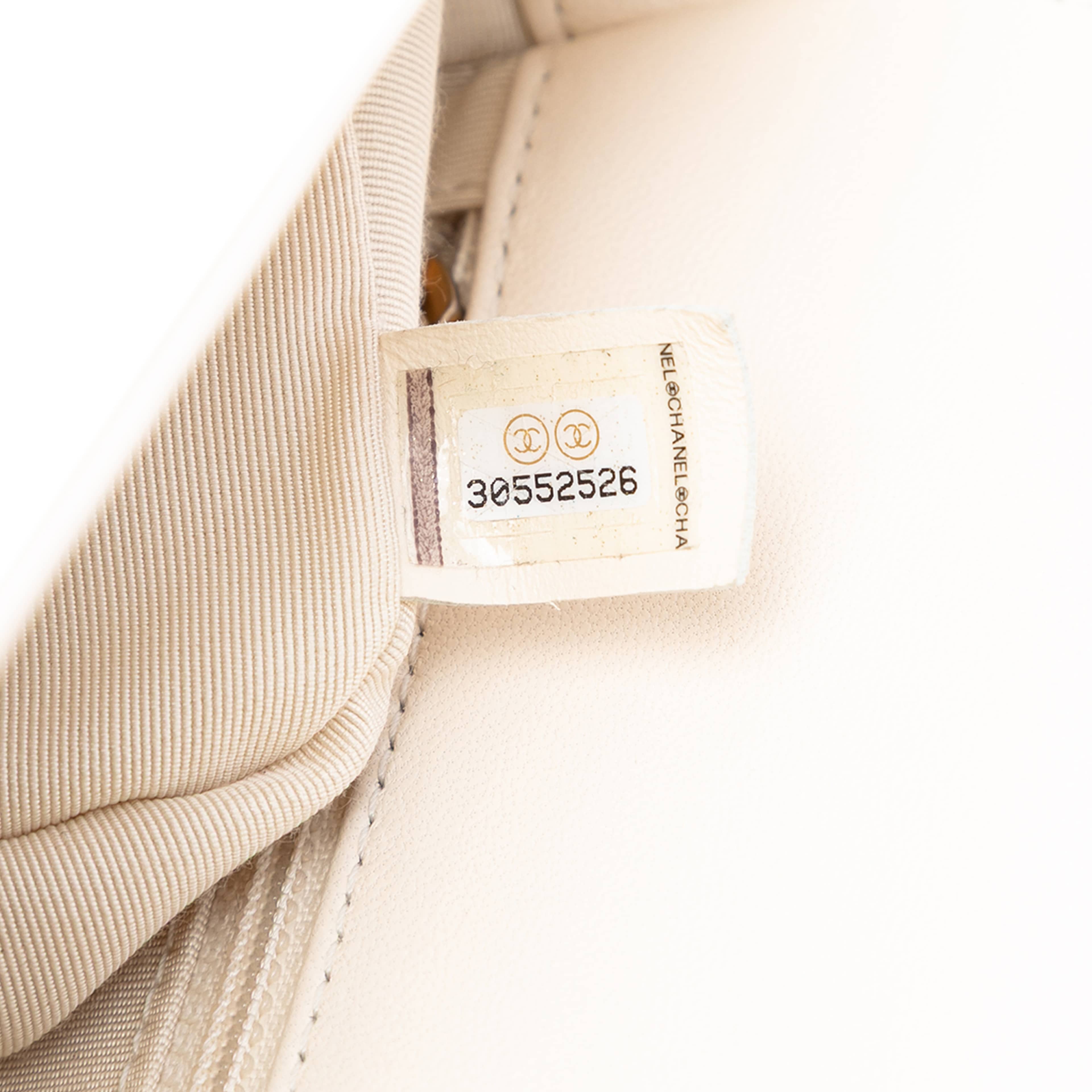 Chanel Small Quilted Lambskin Cc Coin Flap, från Luxclusif, i färgen ivory. Klicka för att öppna bilden i stort format