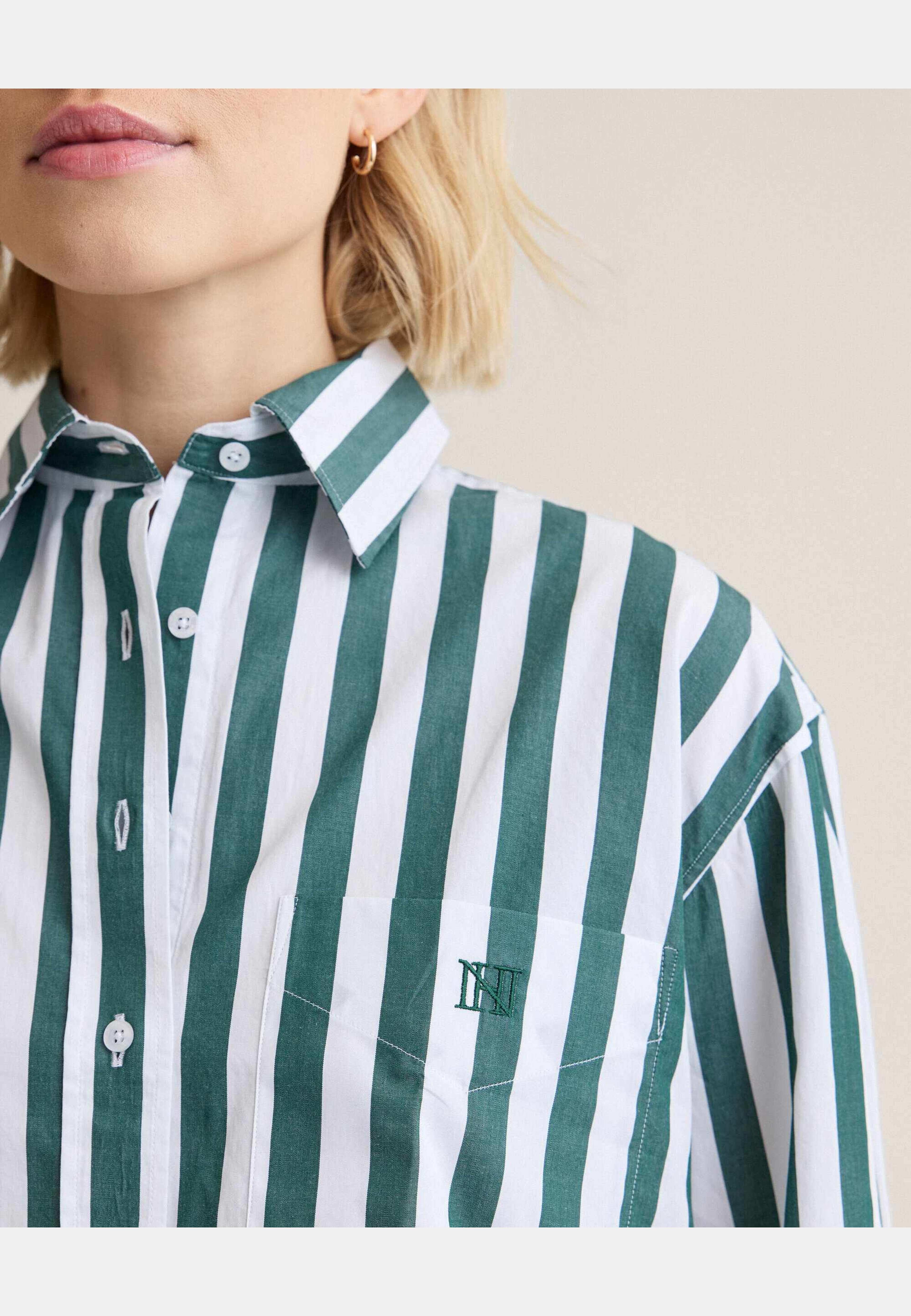 Rafaela Bold Streaks Shirt, från Newhouse, i färgen newhouse green. Klicka för att öppna bilden i stort format