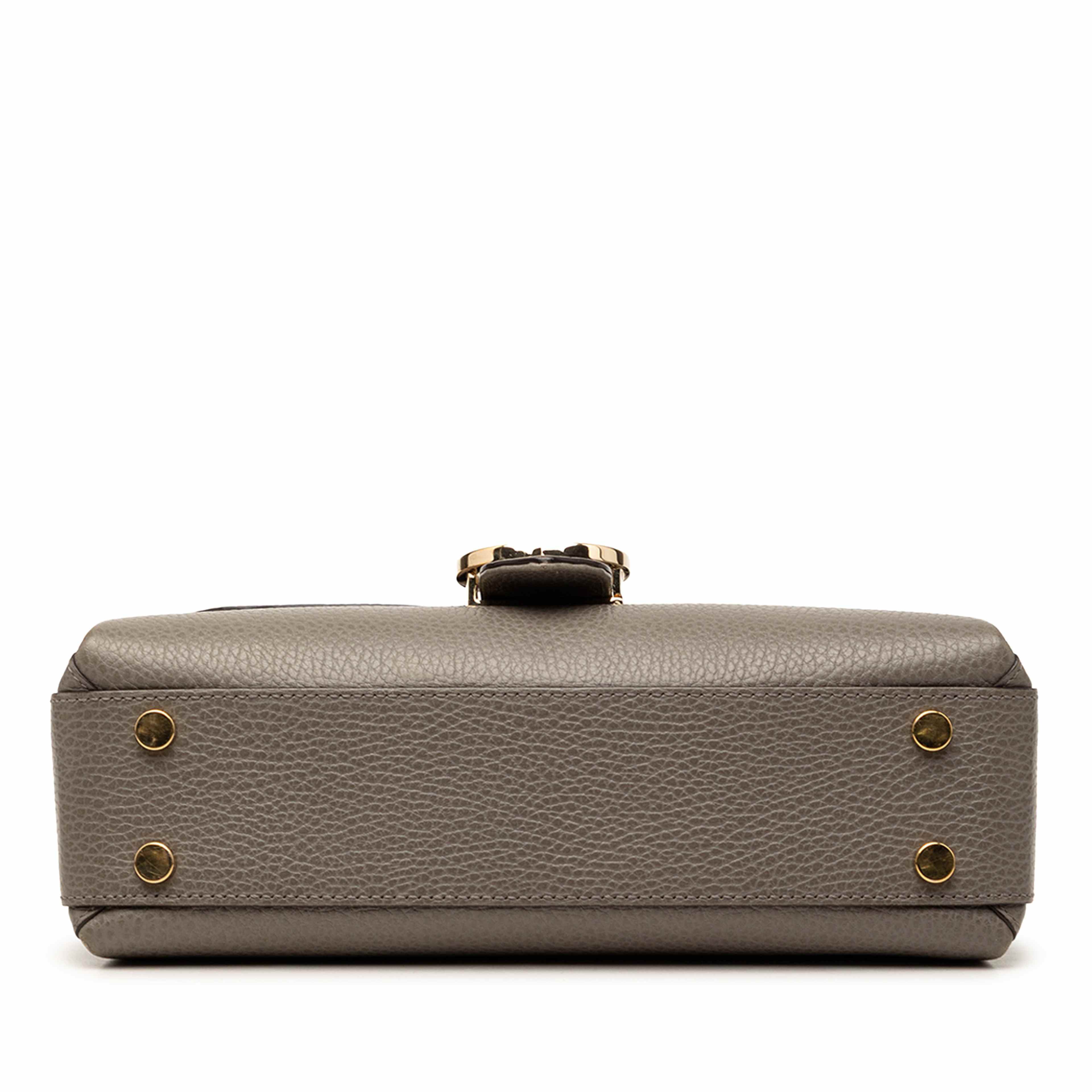 Gucci Small Dollar Calf Interlocking G Satchel, från Luxclusif, i färgen taupe. Klicka för att öppna bilden i stort format