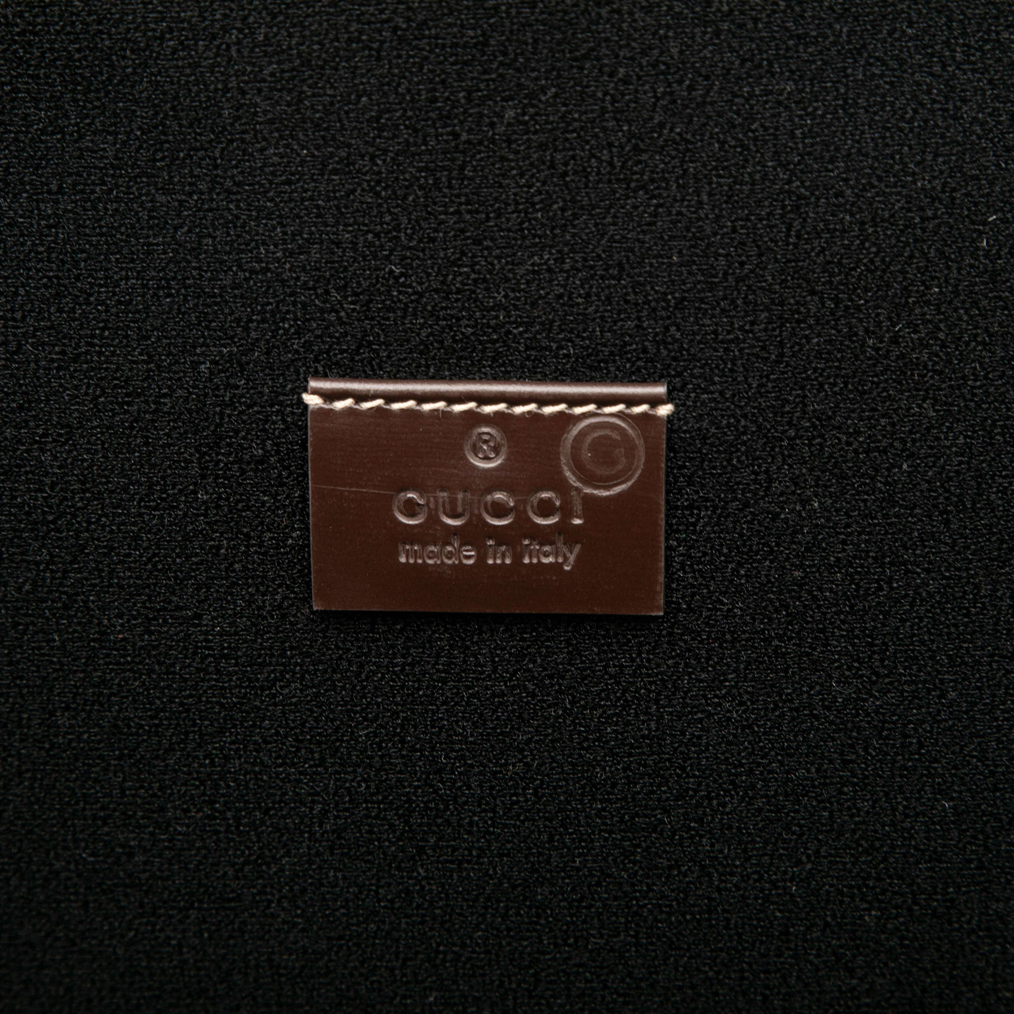 Gucci Gg Supreme Laptop Case, från Luxclusif, i färgen beige. Klicka för att öppna bilden i stort format