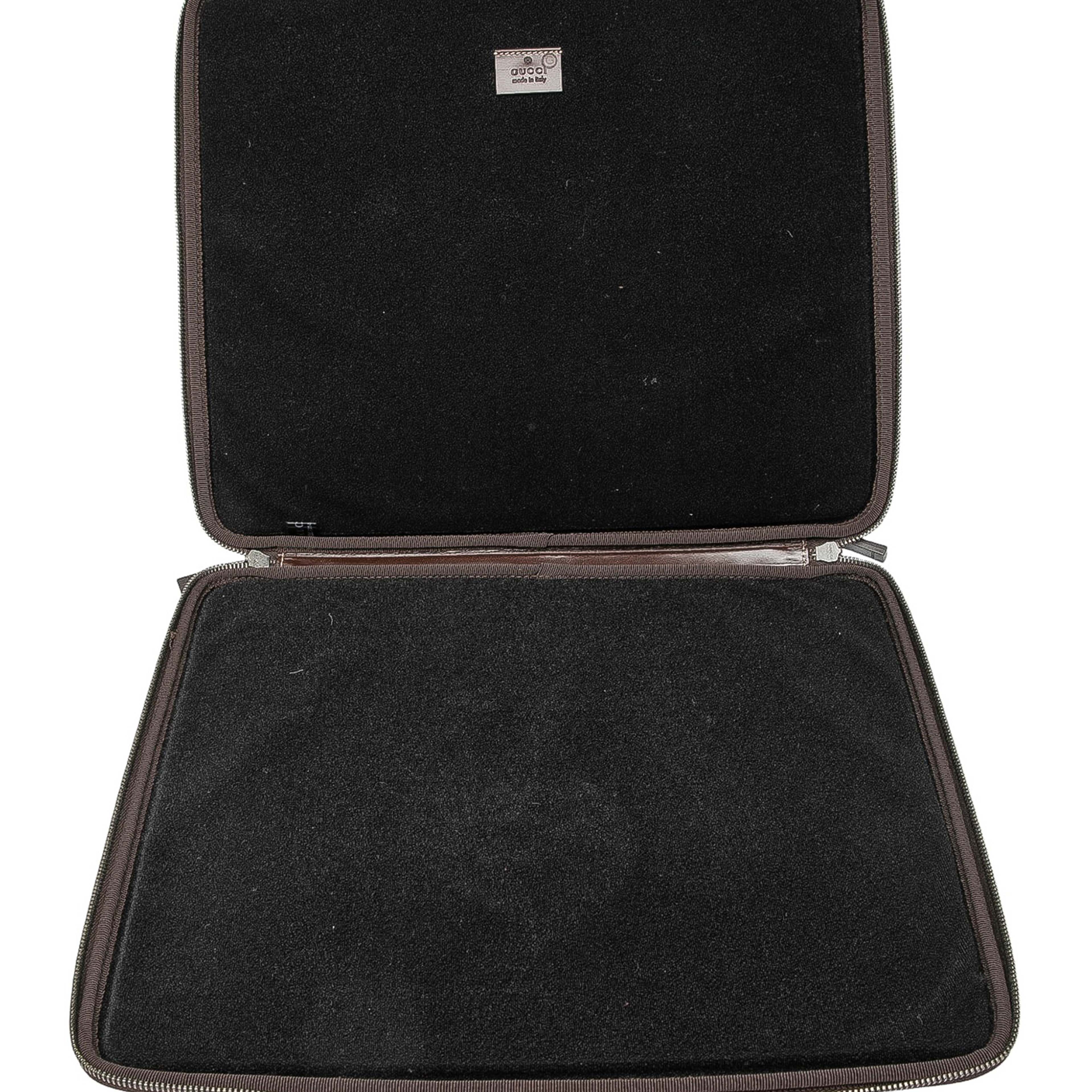 Gucci Gg Supreme Laptop Case, från Luxclusif, i färgen beige. Klicka för att öppna bilden i stort format