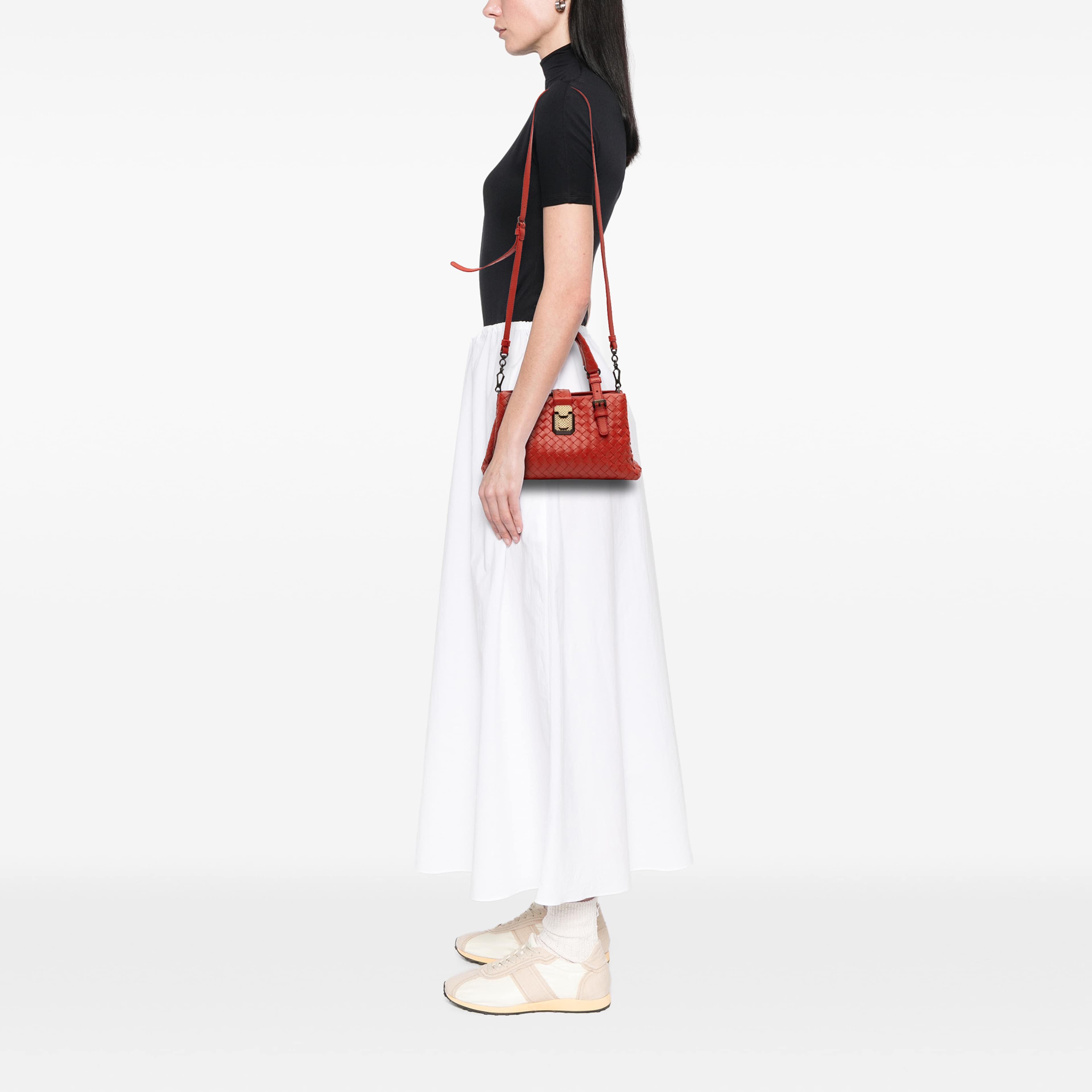 Bottega Veneta Mini Nappa Intrecciato Roma Satchel, från Luxclusif, i färgen röd. Klicka för att öppna bilden i stort format