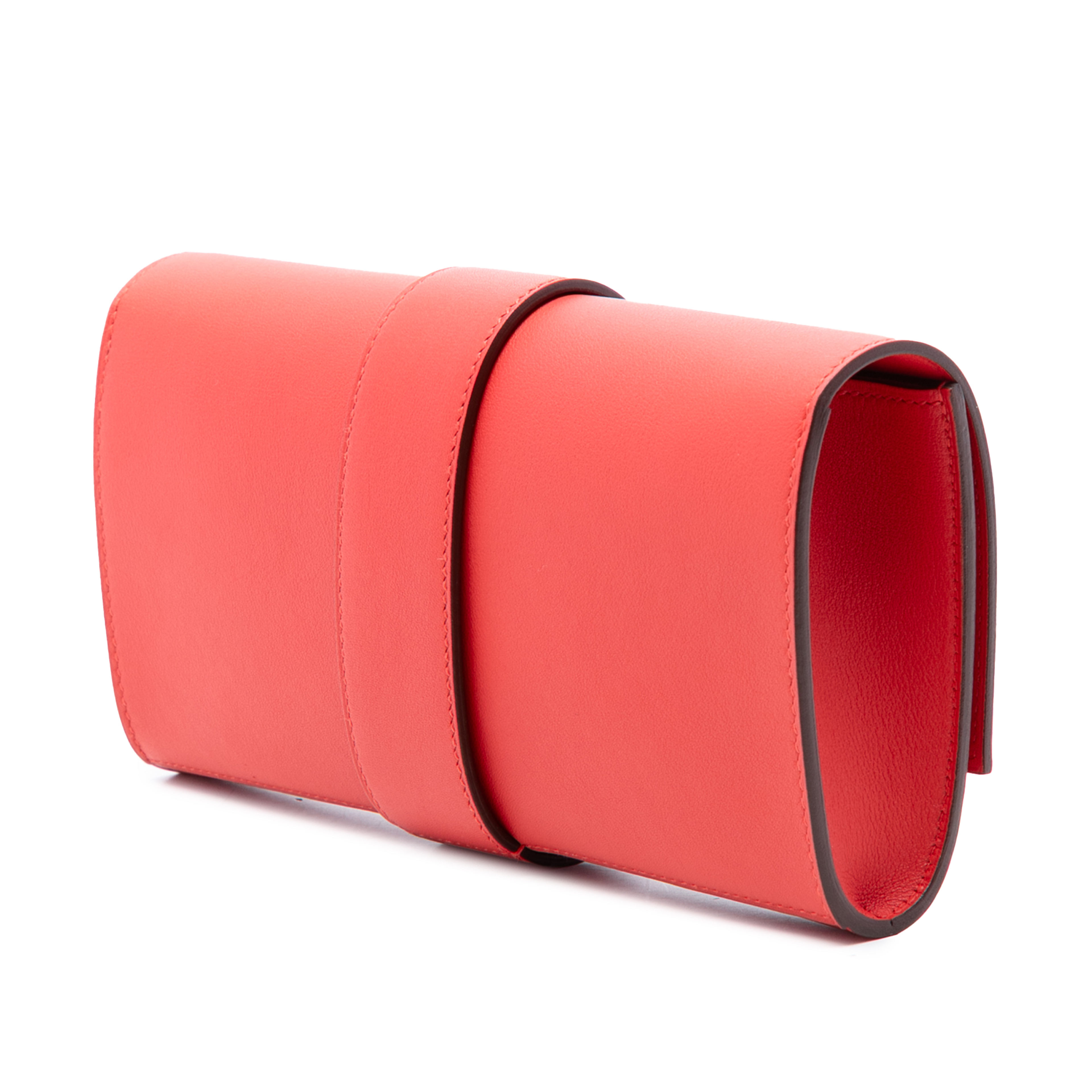 Hermès Tadelakt Medor Clutch 23, från Luxclusif, i färgen red. Klicka för att öppna bilden i stort format