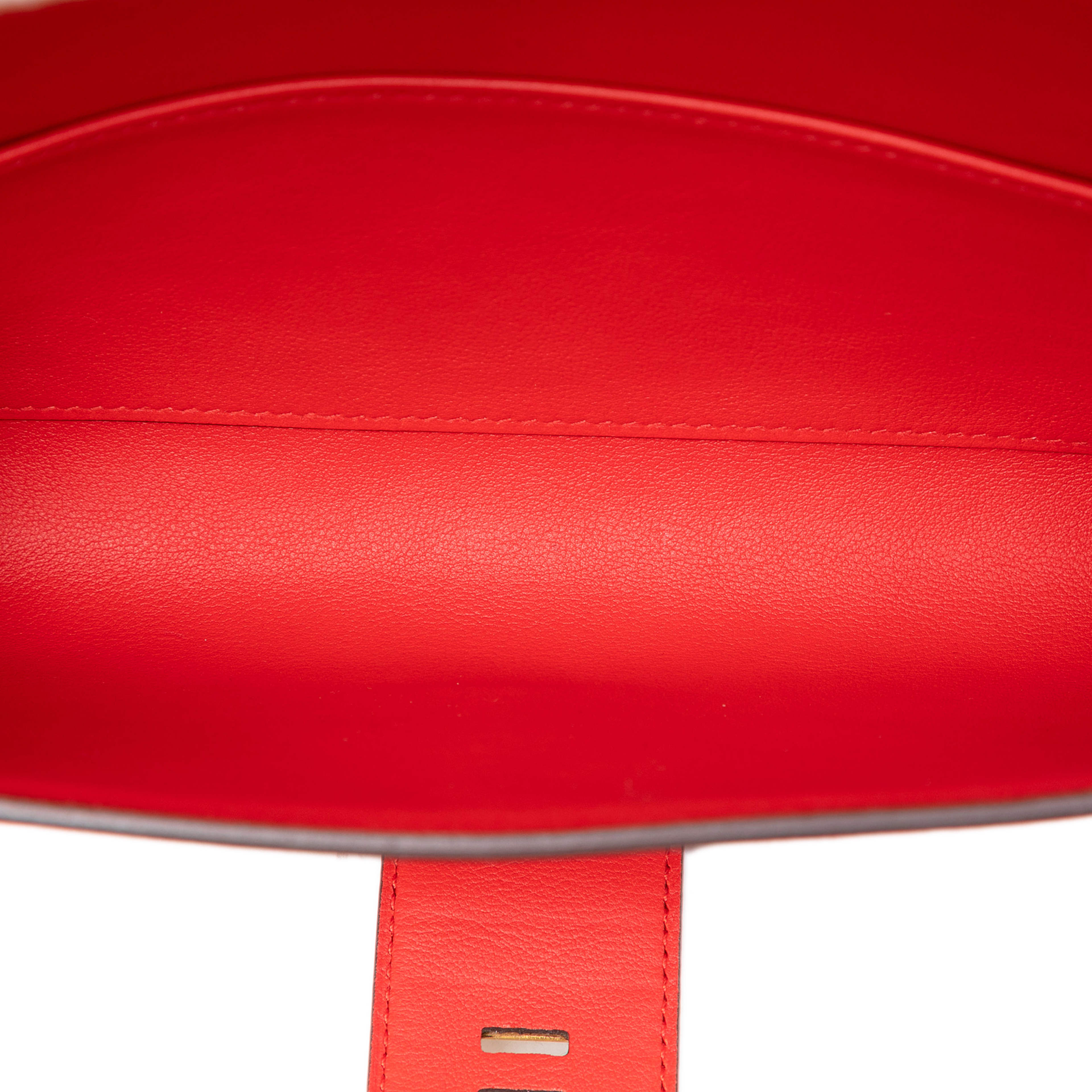 Hermès Tadelakt Medor Clutch 23, från Luxclusif, i färgen red. Klicka för att öppna bilden i stort format