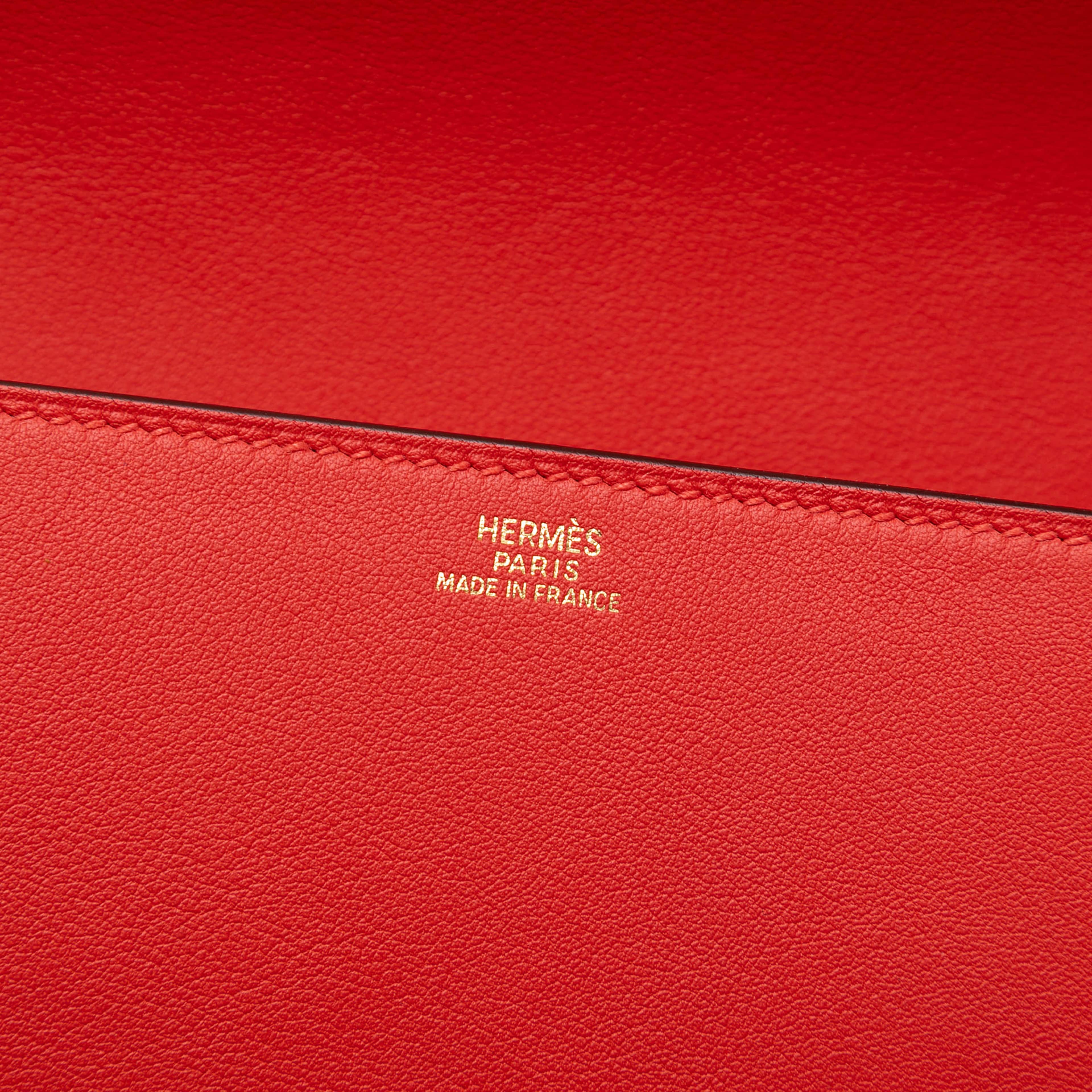 Hermès Tadelakt Medor Clutch 23, från Luxclusif, i färgen red. Klicka för att öppna bilden i stort format