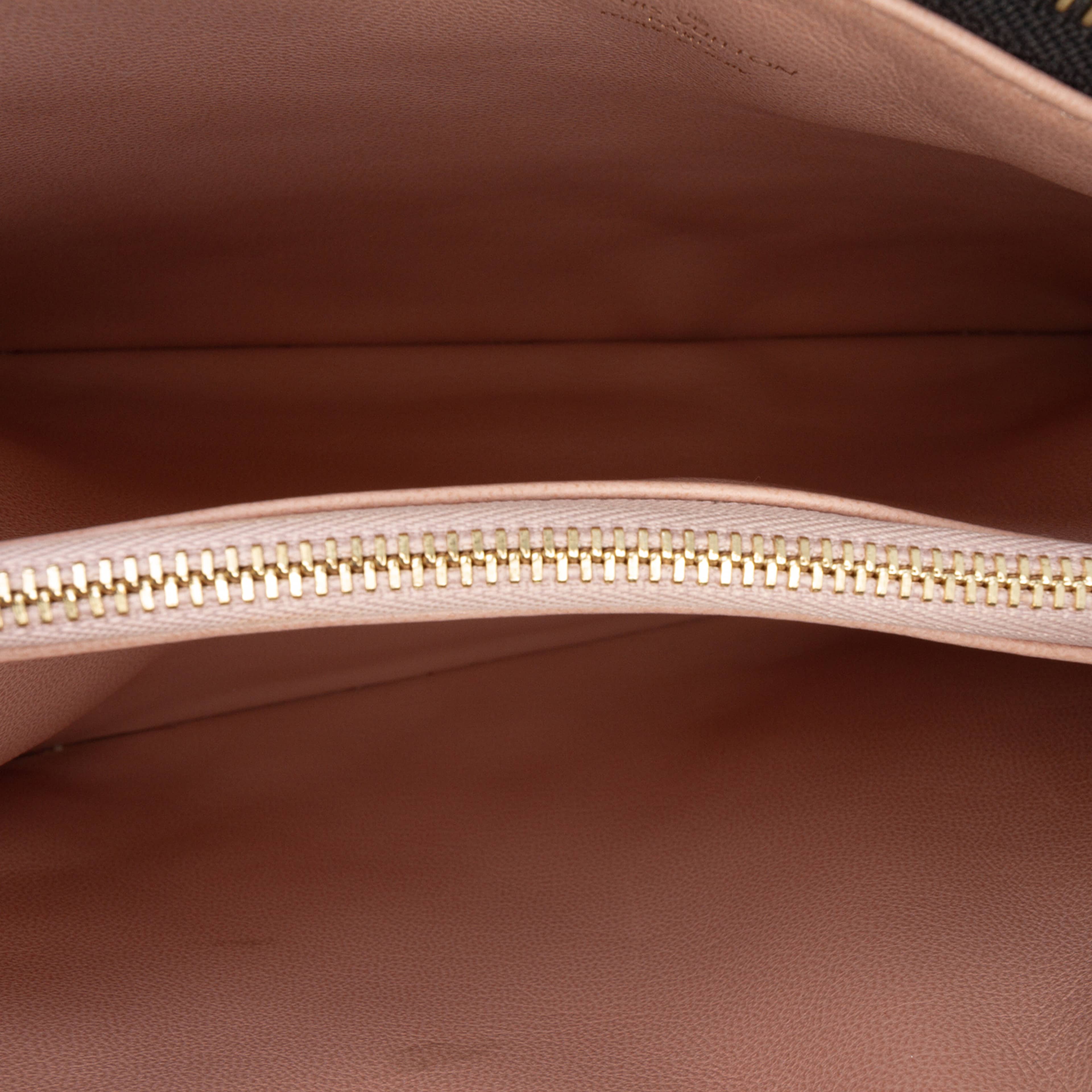 Louis Vuitton Monogram Embossed Puffy Lambskin Coussin Pm, från Luxclusif, i färgen black. Klicka för att öppna bilden i stort format