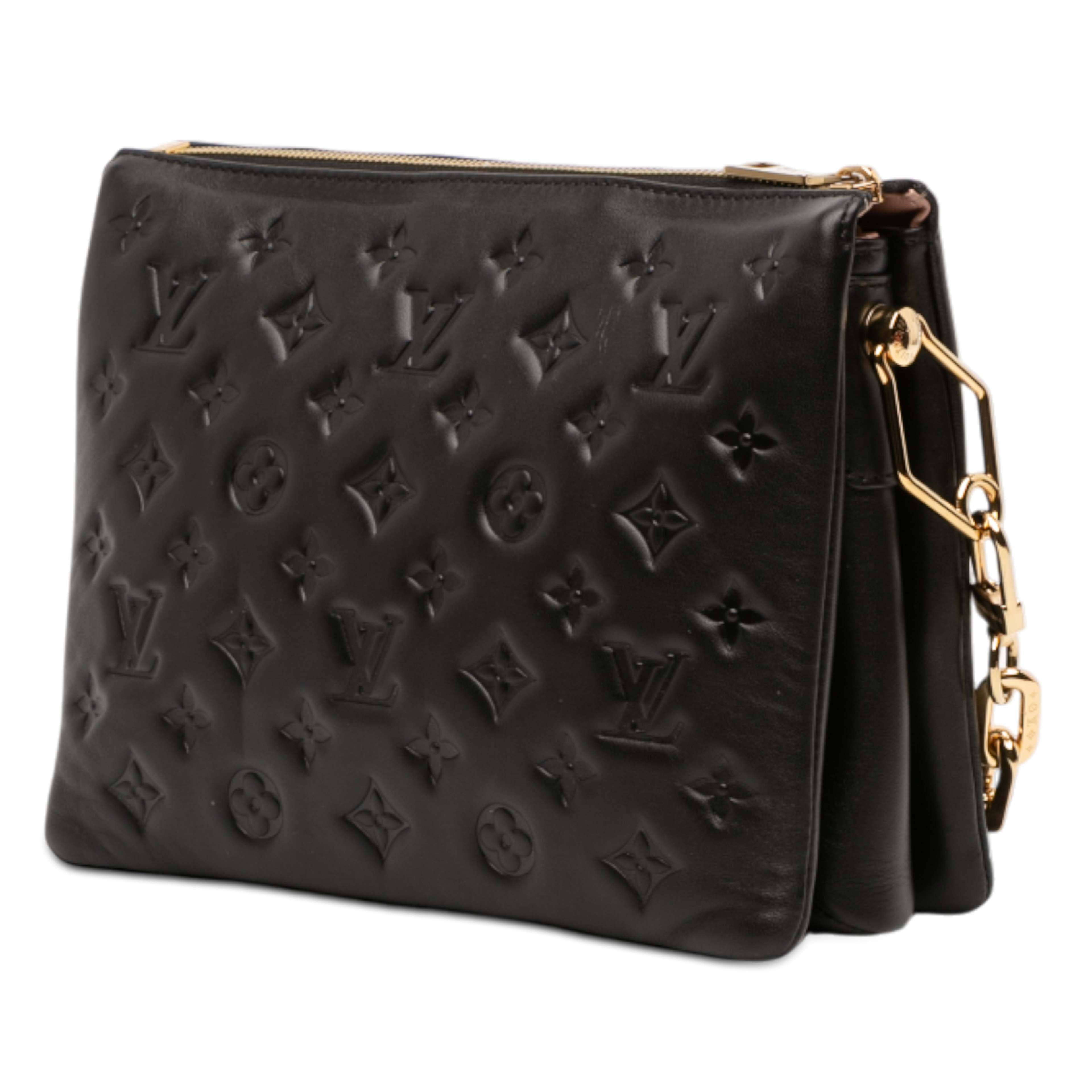 Louis Vuitton Monogram Embossed Puffy Lambskin Coussin Pm, från Luxclusif, i färgen svart. Klicka för att öppna bilden i stort format