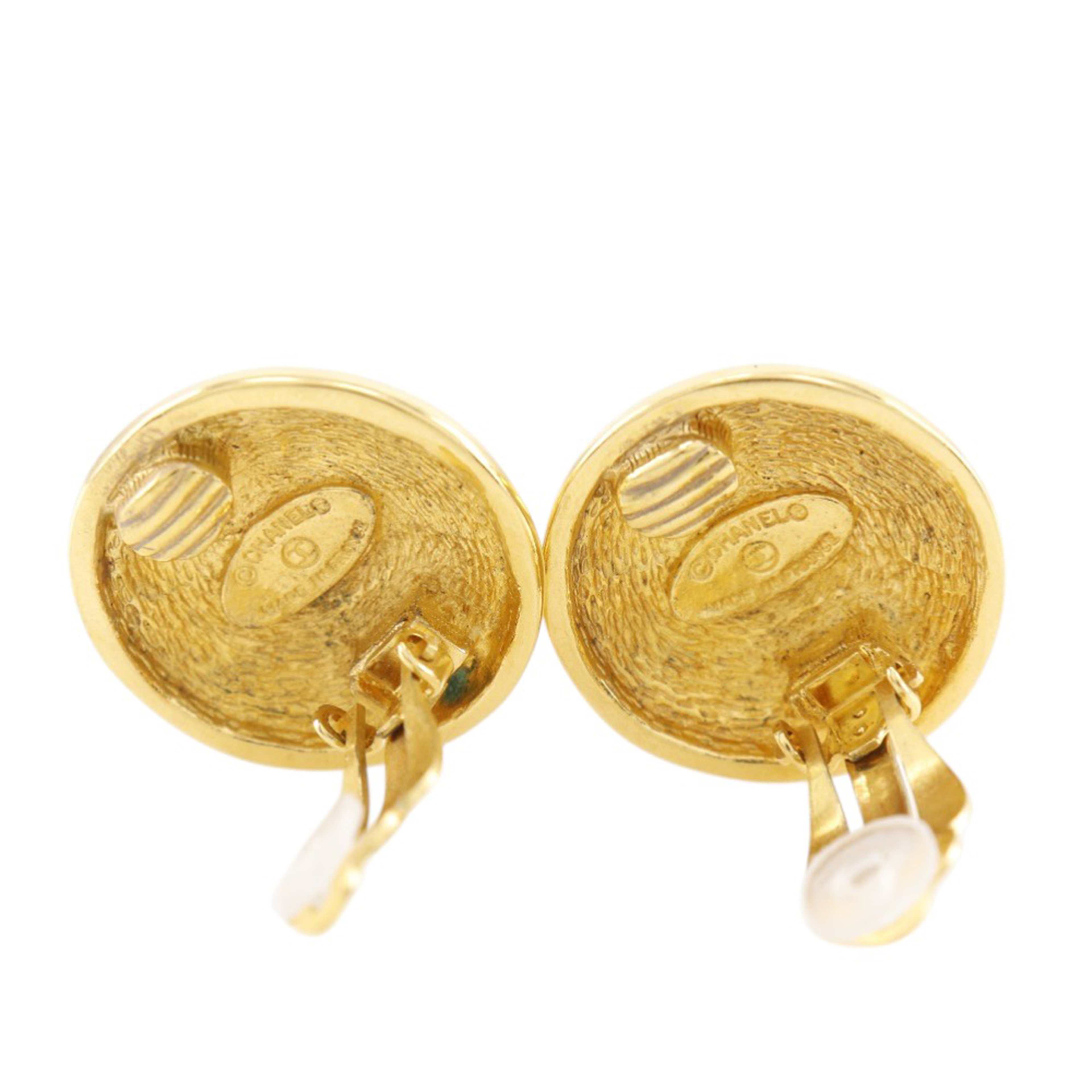 Chanel Cc Gold Plated Quilted Round Clip On Earrings, från Luxclusif, i färgen guld. Klicka för att öppna bilden i stort format