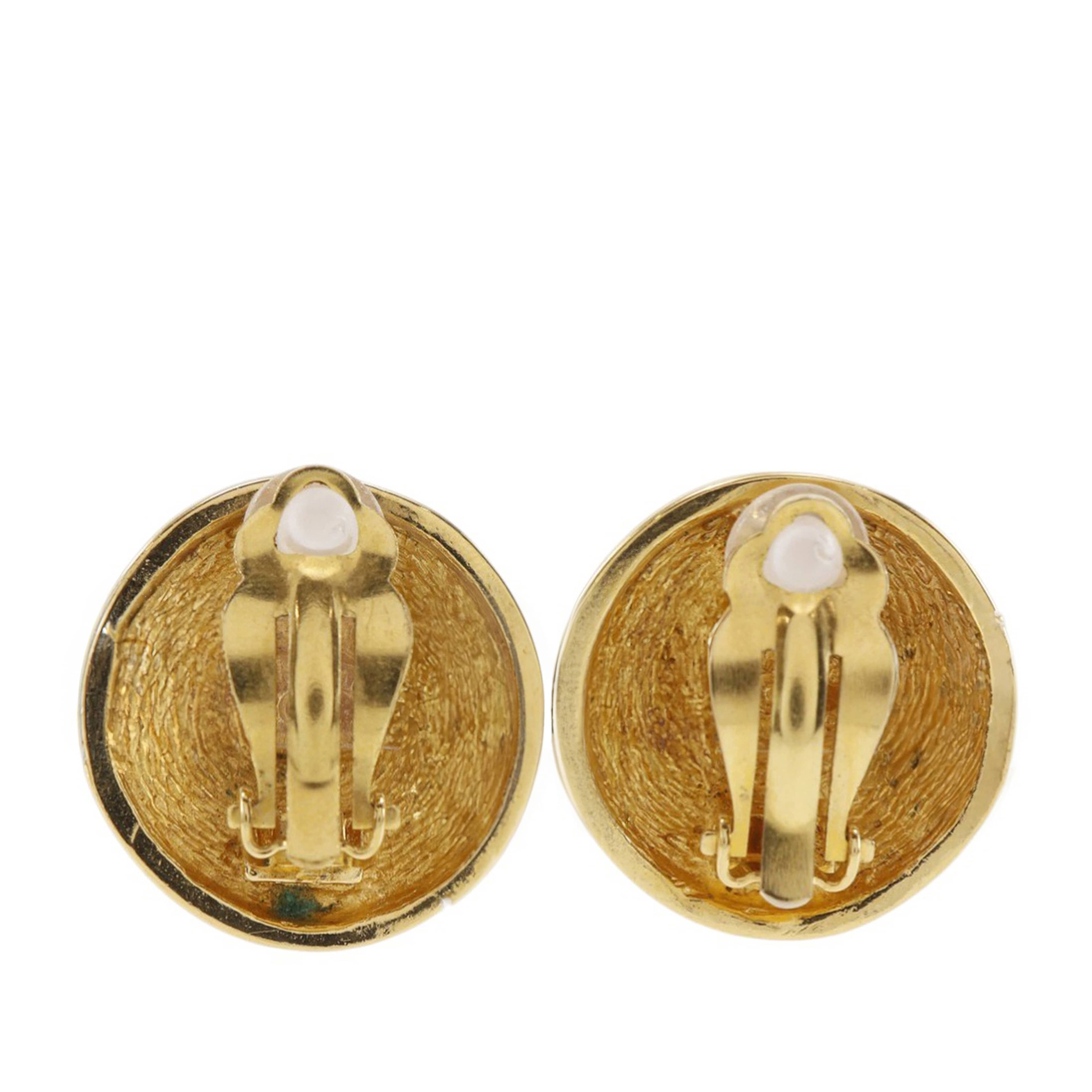 Chanel Cc Gold Plated Quilted Round Clip On Earrings, från Luxclusif, i färgen guld. Klicka för att öppna bilden i stort format