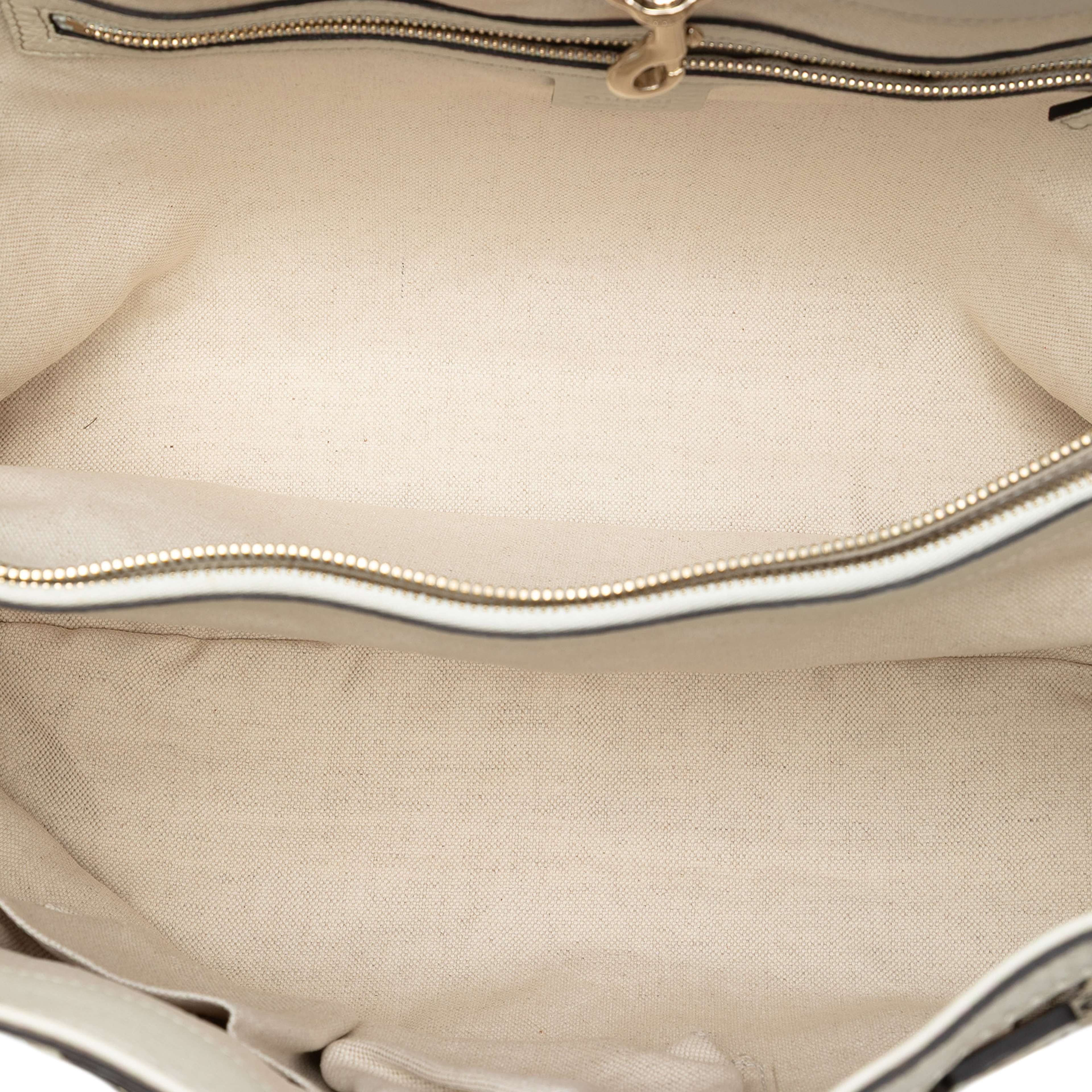 Gucci Medium Gg Canvas Bella Tote, från Luxclusif, i färgen beige. Klicka för att öppna bilden i stort format