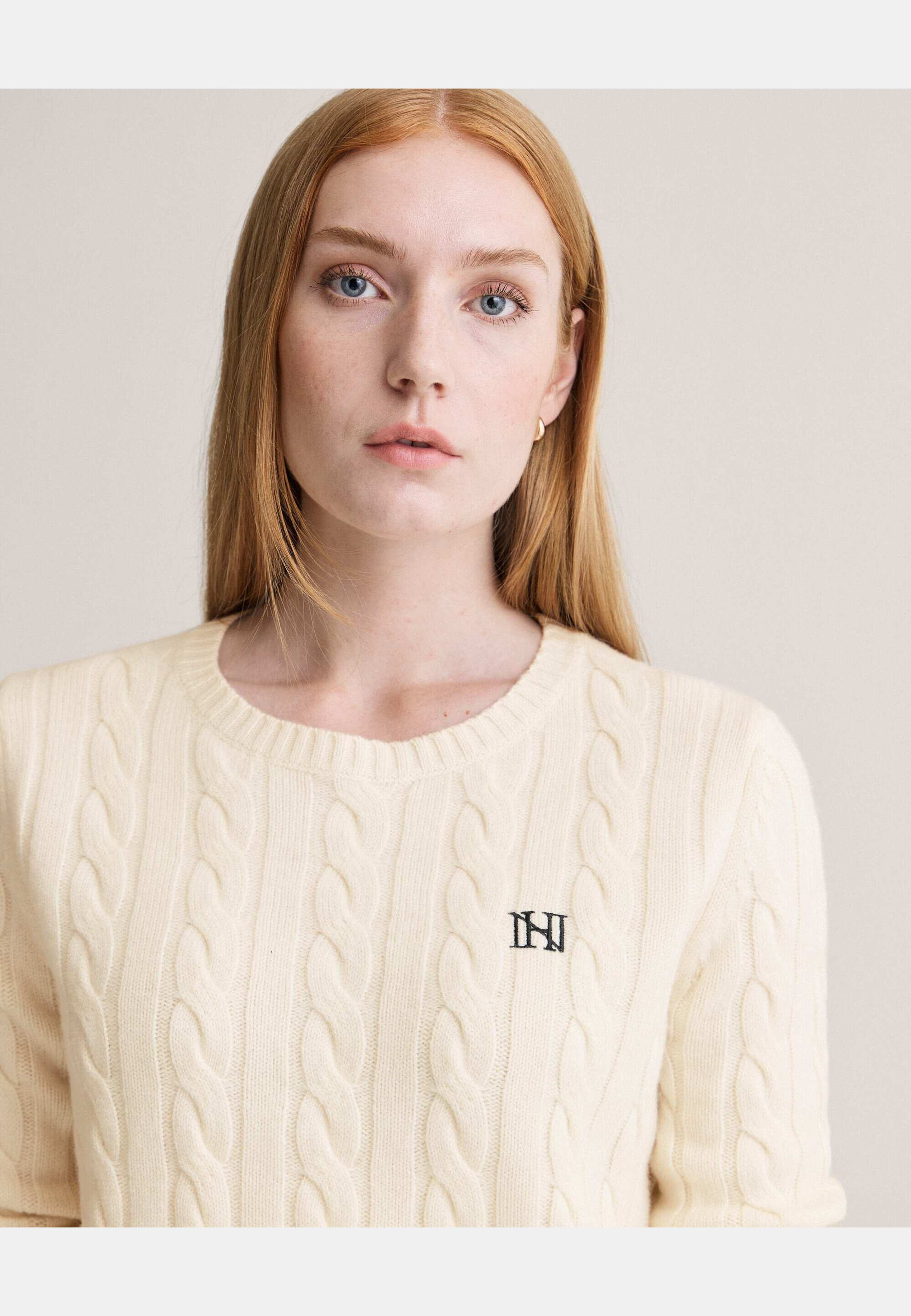 Kate Cable Sweater, från Newhouse, i färgen benvit. Klicka för att öppna bilden i stort format