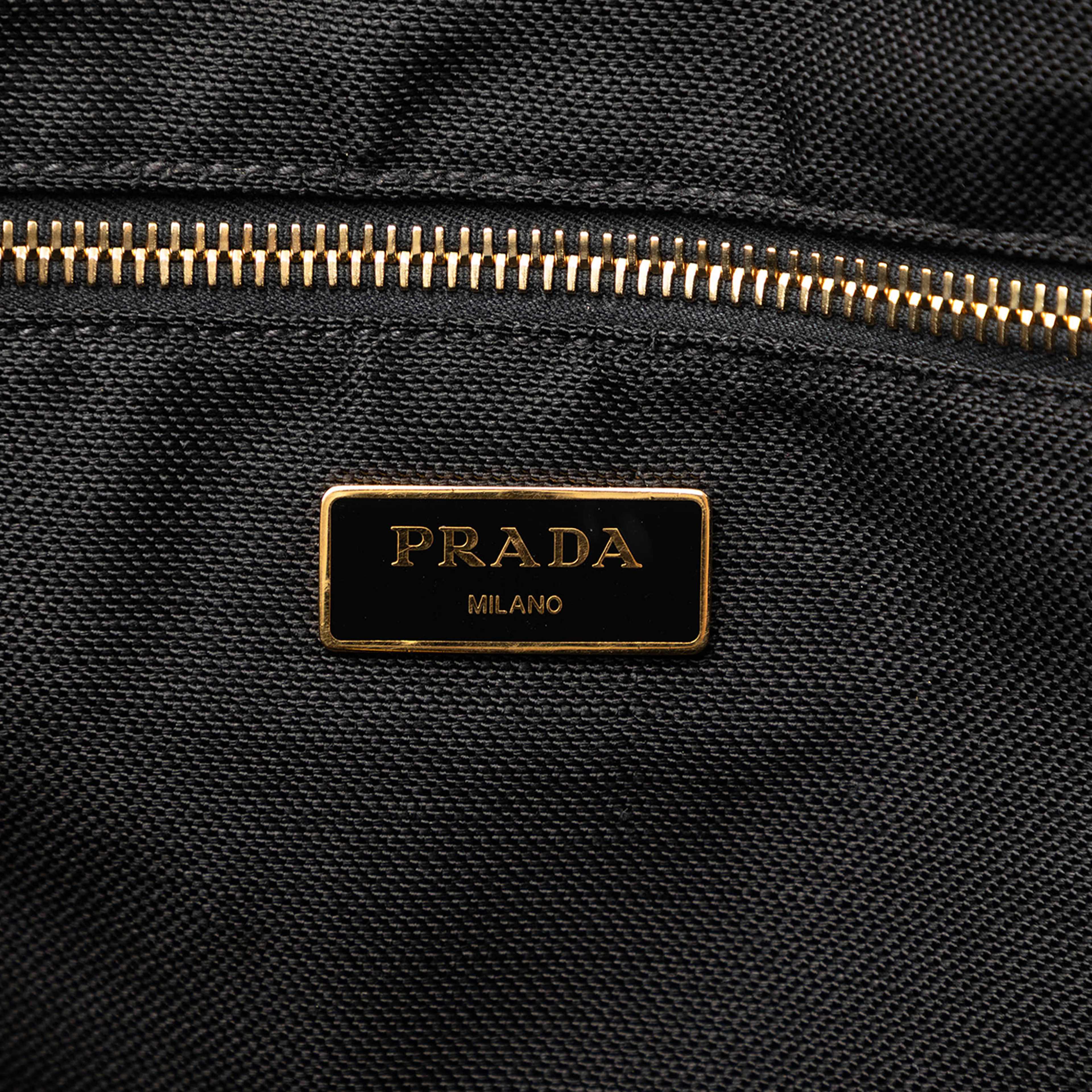 Prada Large Canvas Canapa Logo Tote, från Luxclusif, i färgen svart. Klicka för att öppna bilden i stort format