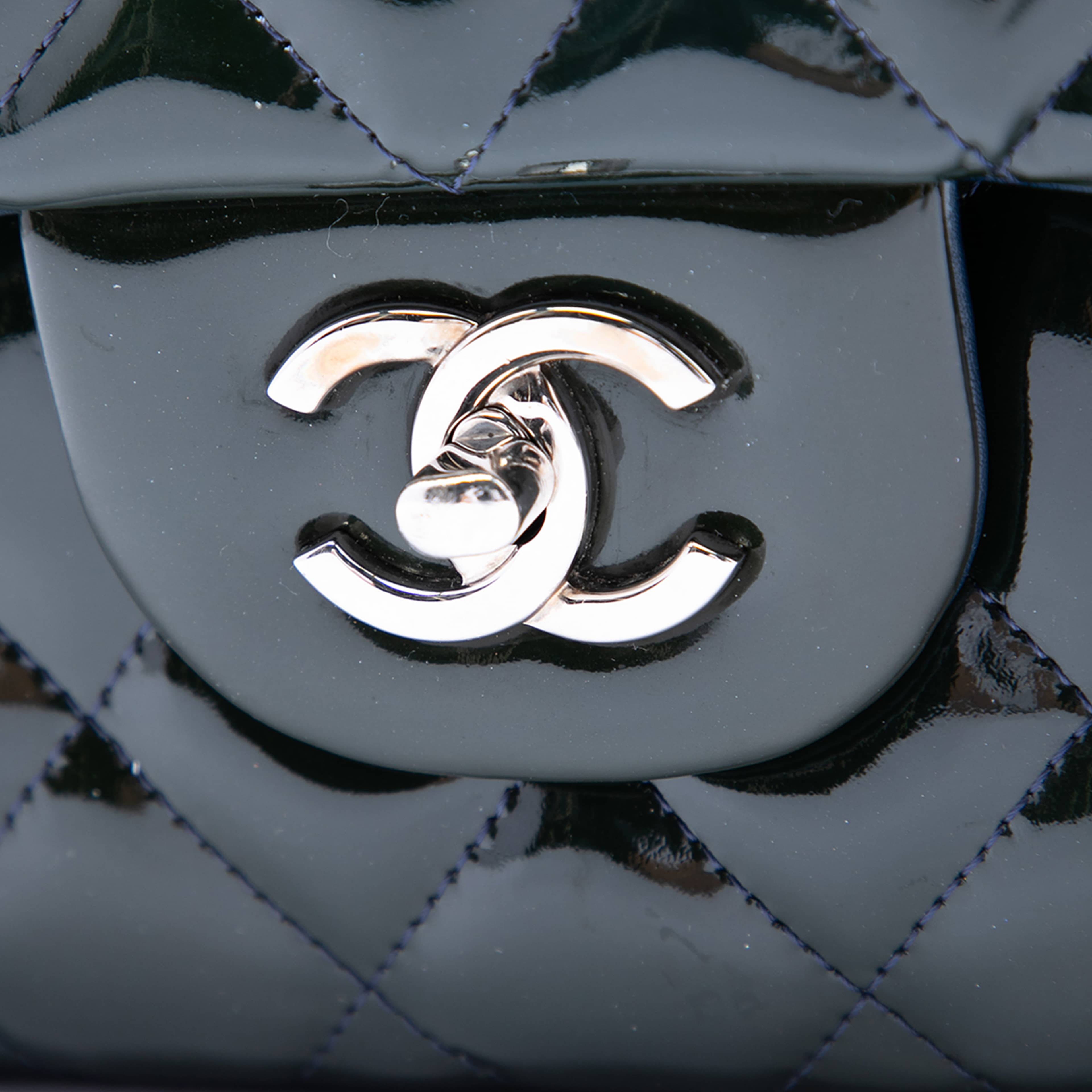 Chanel Jumbo Classic Patent Double Flap, från Luxclusif, i färgen navy. Klicka för att öppna bilden i stort format