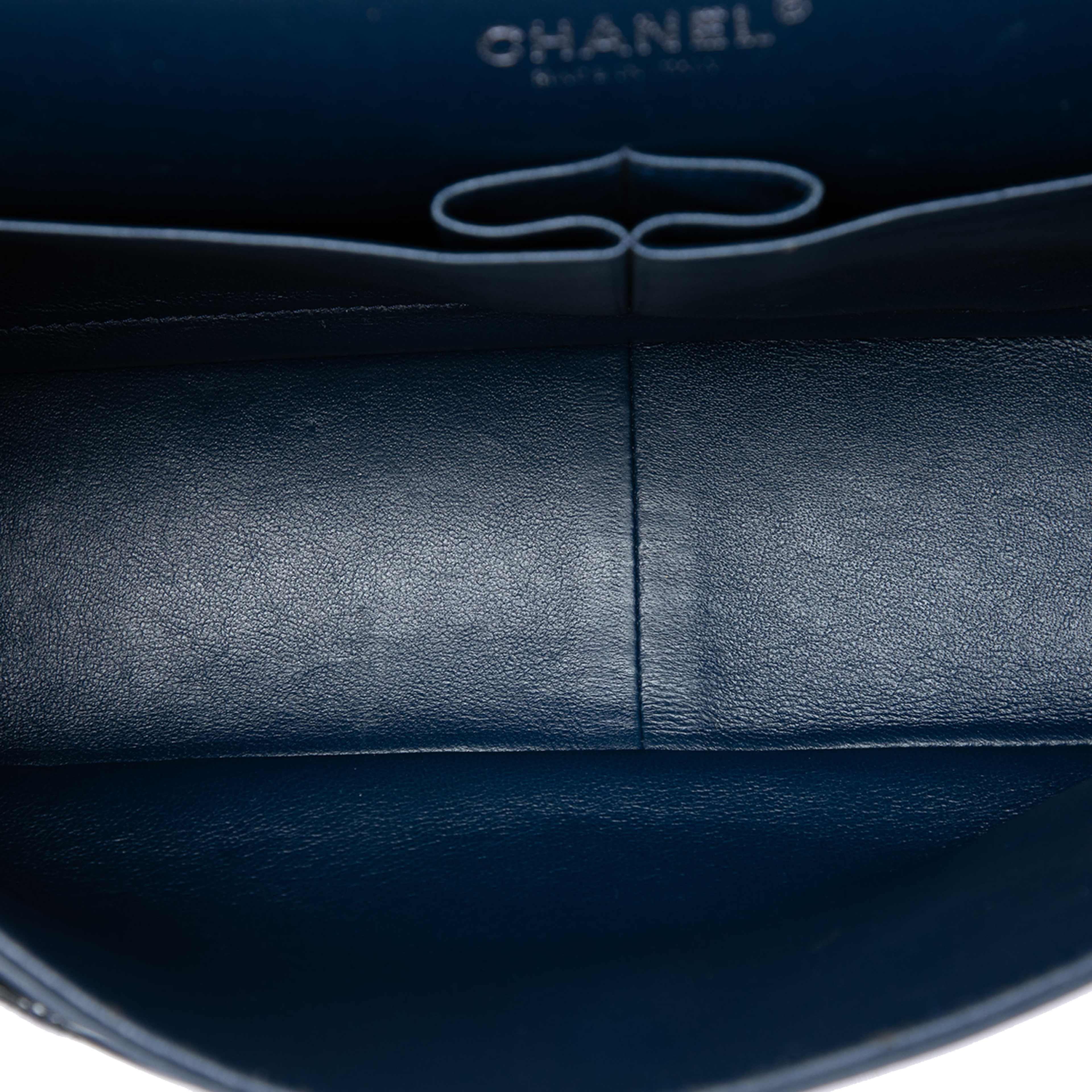 Chanel Jumbo Classic Patent Double Flap, från Luxclusif, i färgen navy. Klicka för att öppna bilden i stort format