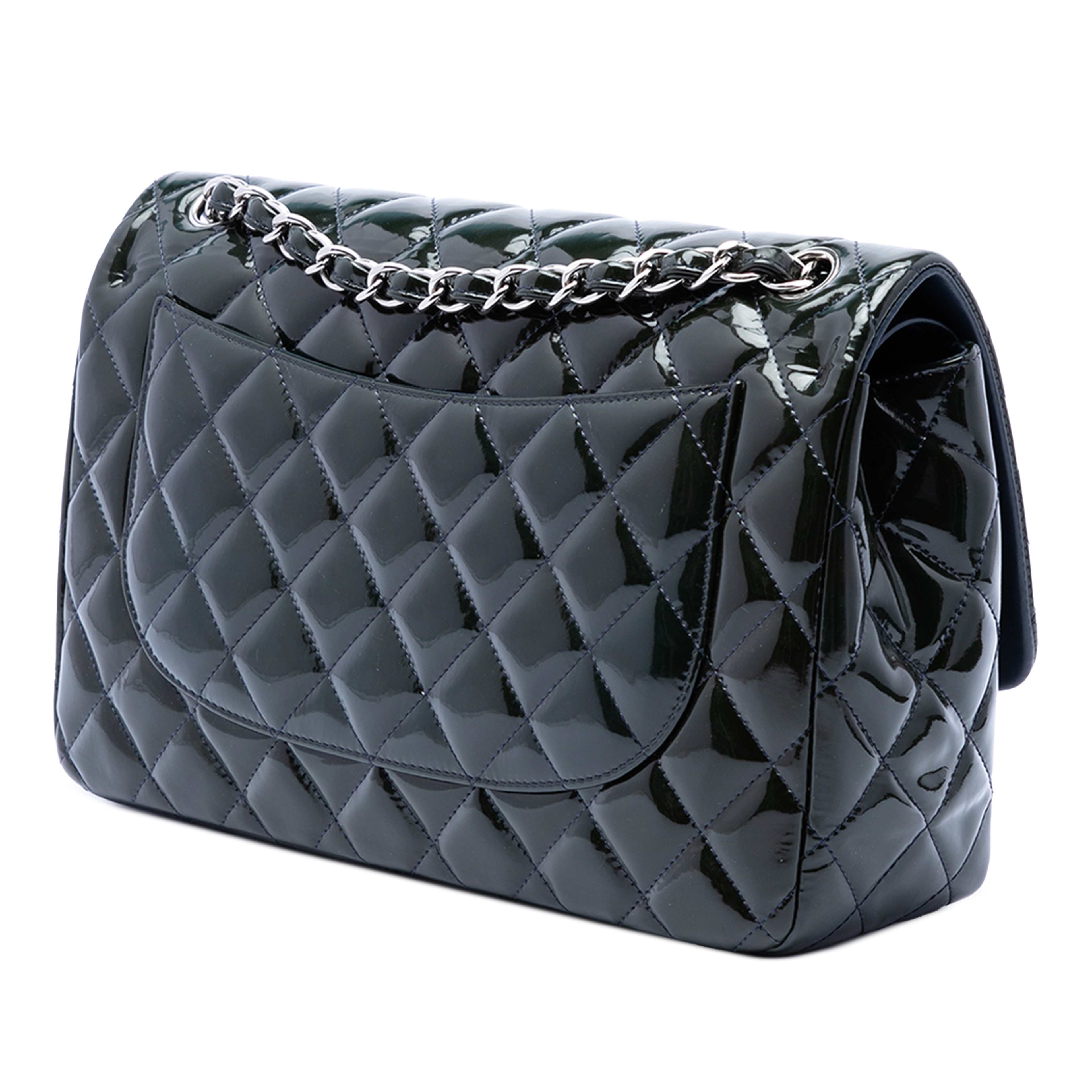 Chanel Jumbo Classic Patent Double Flap, från Luxclusif, i färgen navy. Klicka för att öppna bilden i stort format