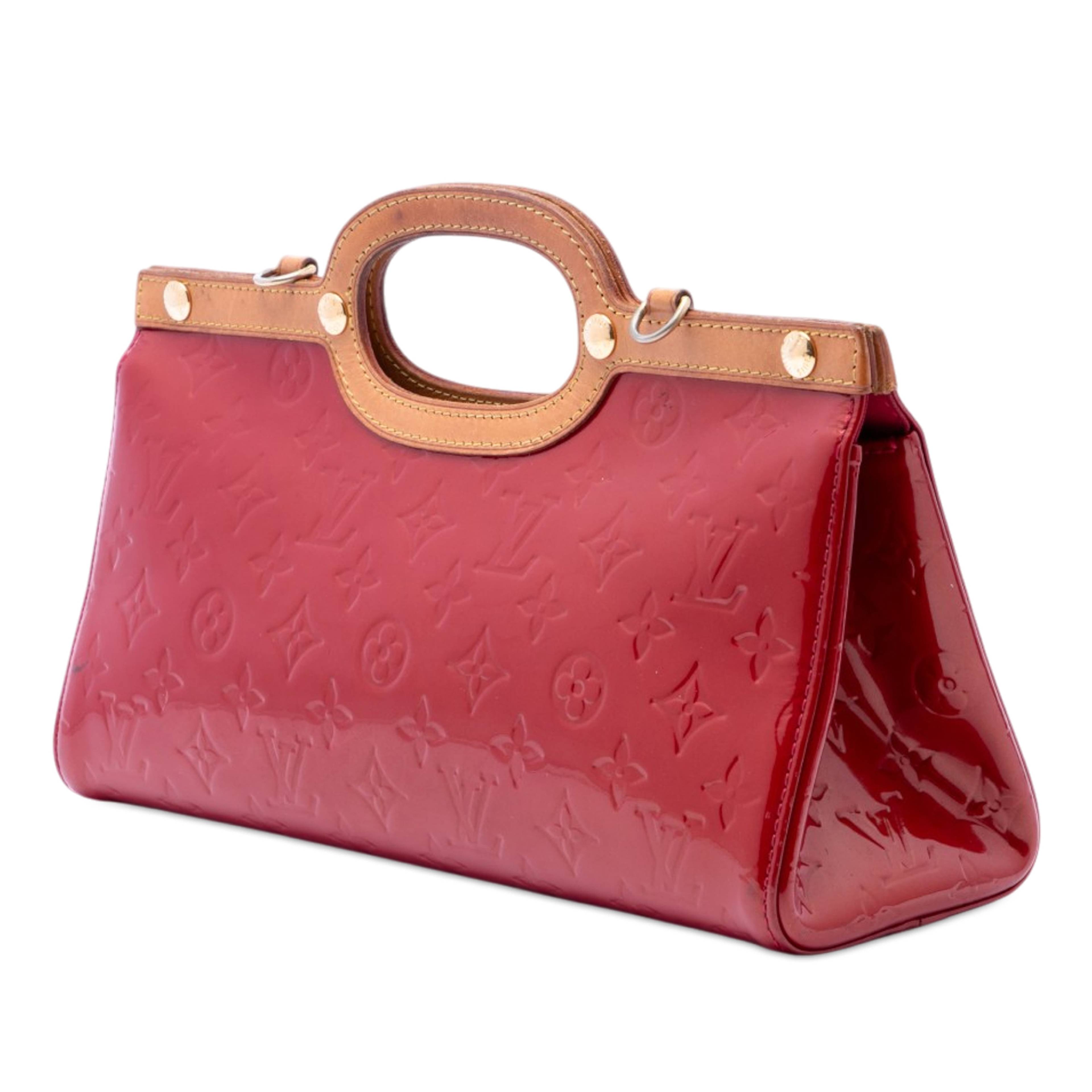 Louis Vuitton Monogram Vernis Roxbury Drive, från Luxclusif, i färgen röd. Klicka för att öppna bilden i stort format