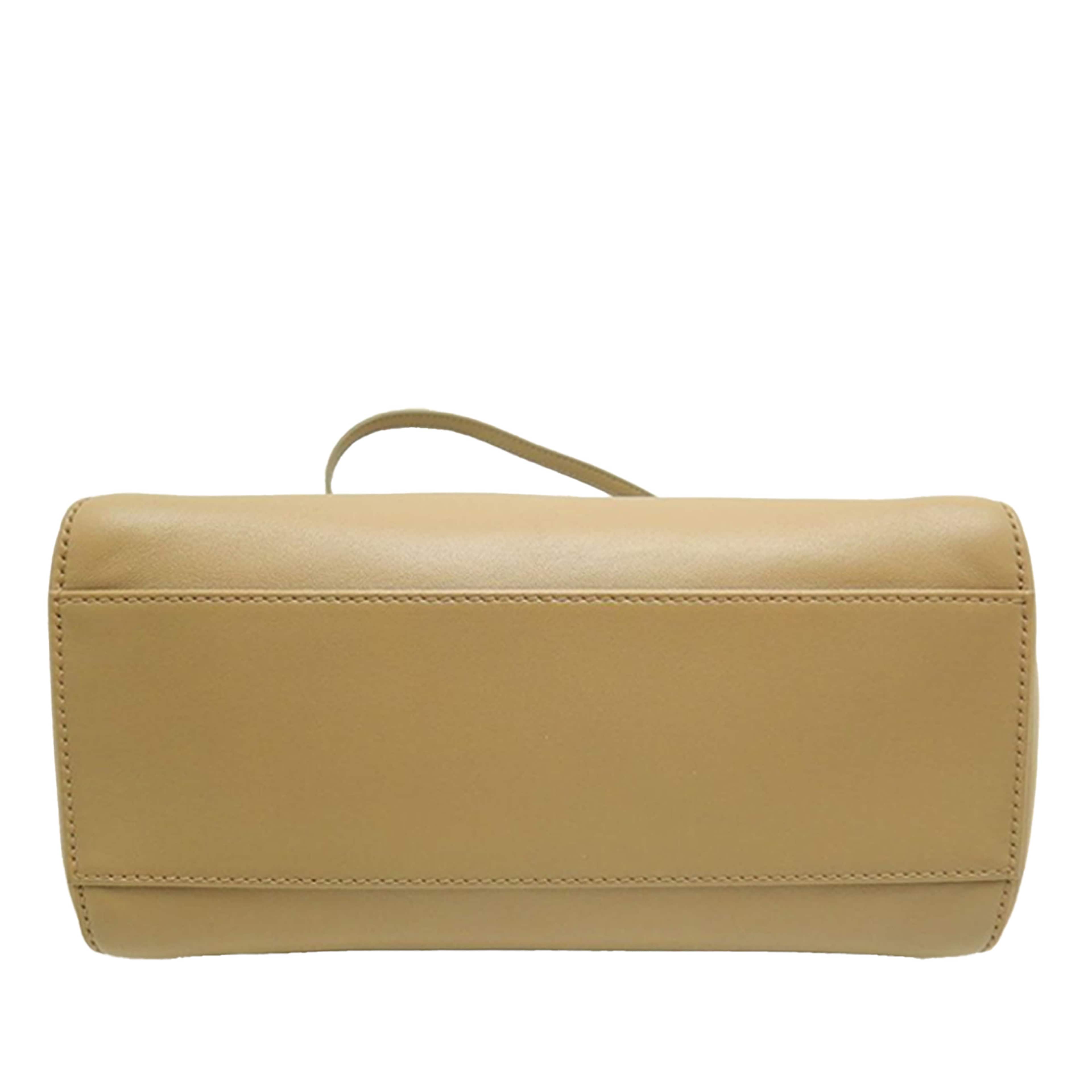 Fendi Mini Leather Selleria Peekaboo Iconic Satchel, från Luxclusif, i färgen beige. Klicka för att öppna bilden i stort format