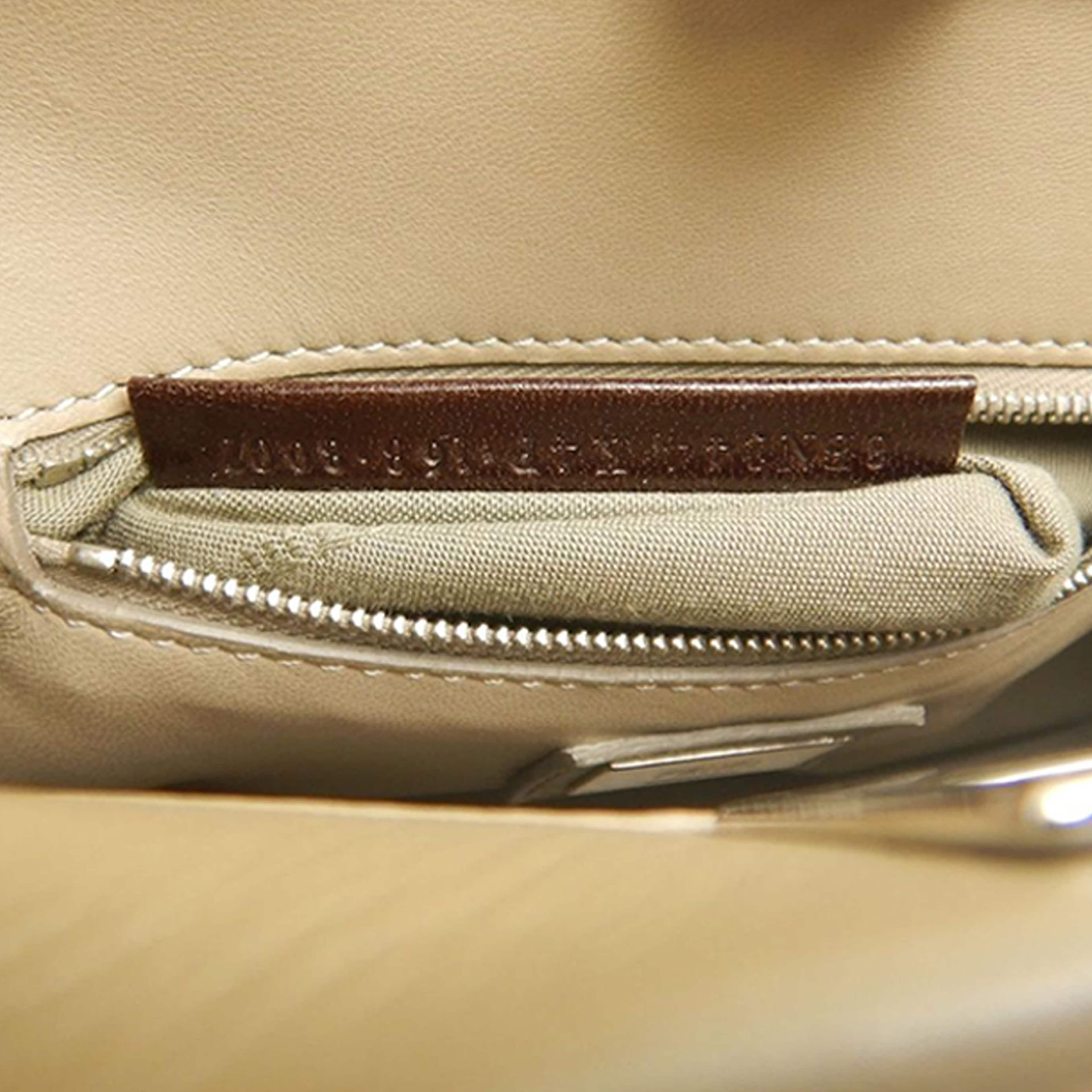 Fendi Mini Leather Selleria Peekaboo Iconic Satchel, från Luxclusif, i färgen beige. Klicka för att öppna bilden i stort format