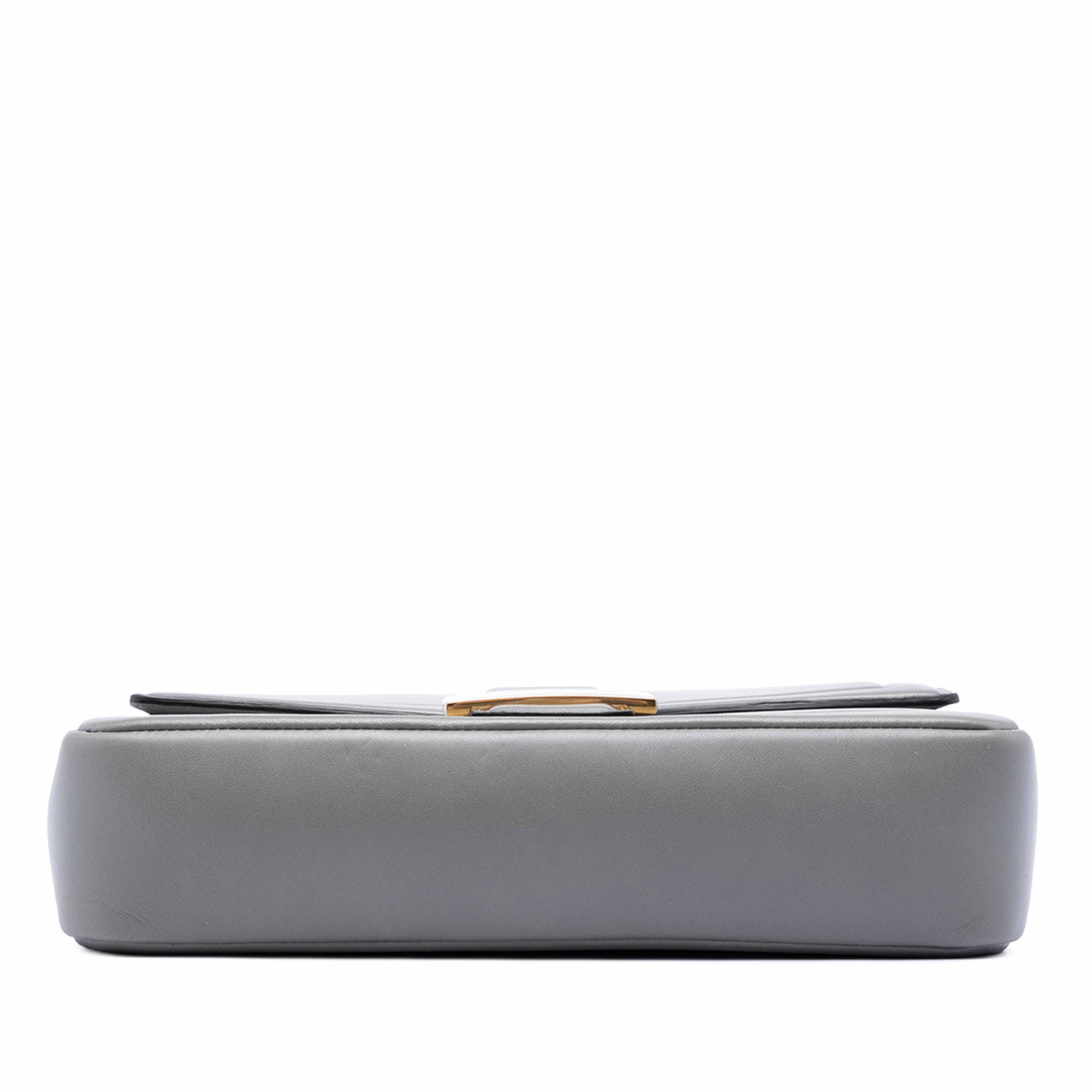 Fendi Leather Baguette Chain Midi Shoulder Bag, från Luxclusif, i färgen gray. Klicka för att öppna bilden i stort format