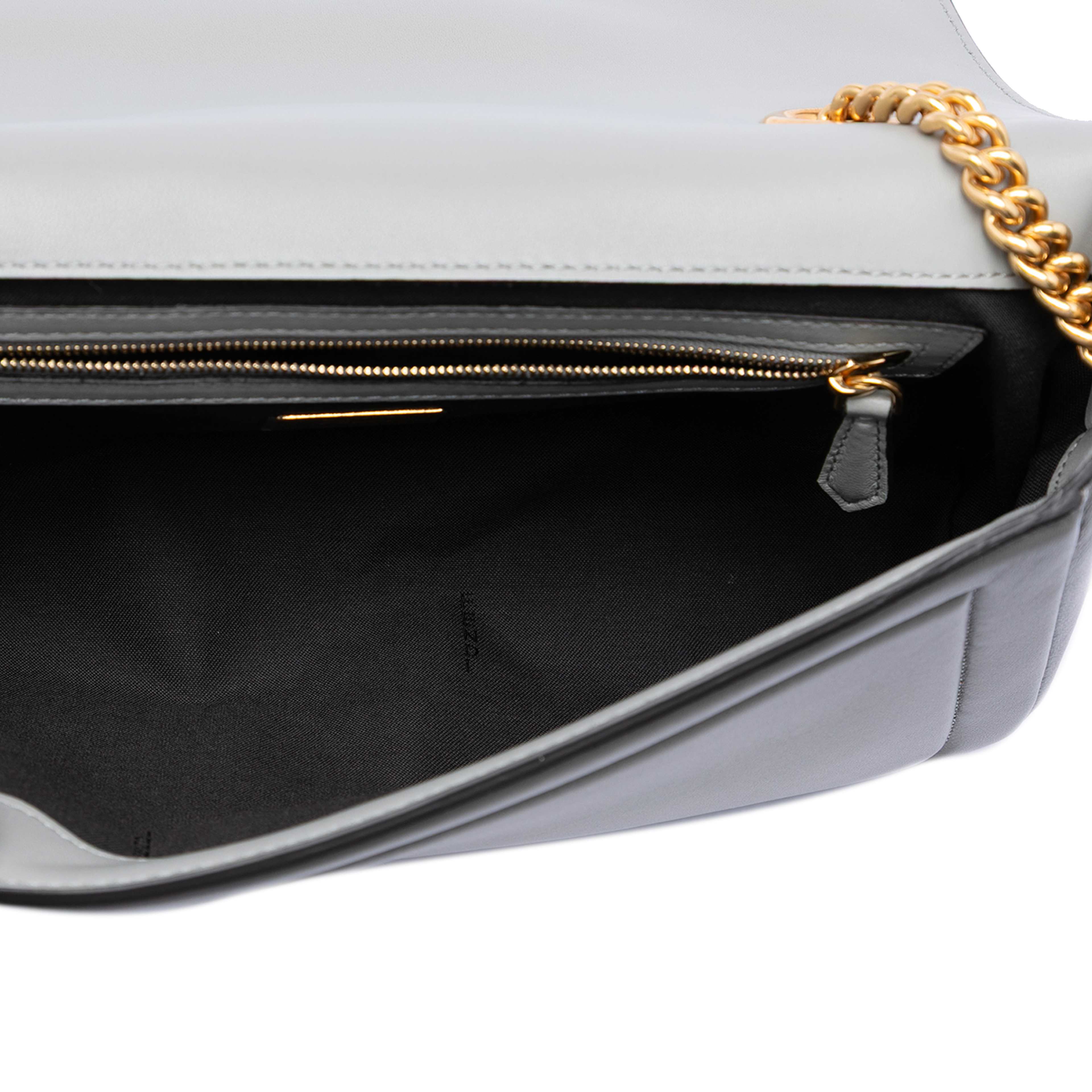 Fendi Leather Baguette Chain Midi Shoulder Bag, från Luxclusif, i färgen gray. Klicka för att öppna bilden i stort format