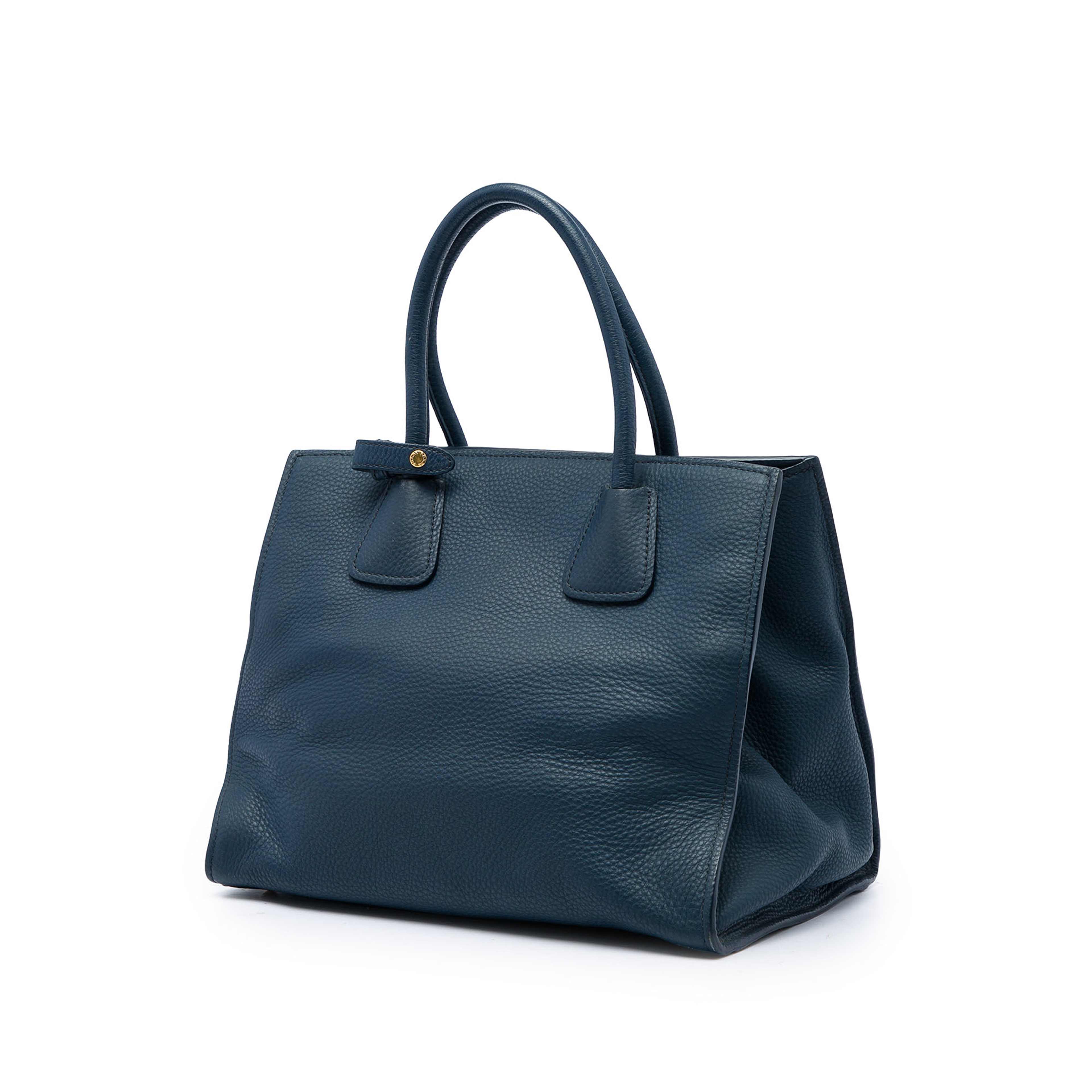 Prada Vitello Daino Front Pocket Open Convertible Tote, från Luxclusif, i färgen blå. Klicka för att öppna bilden i stort format