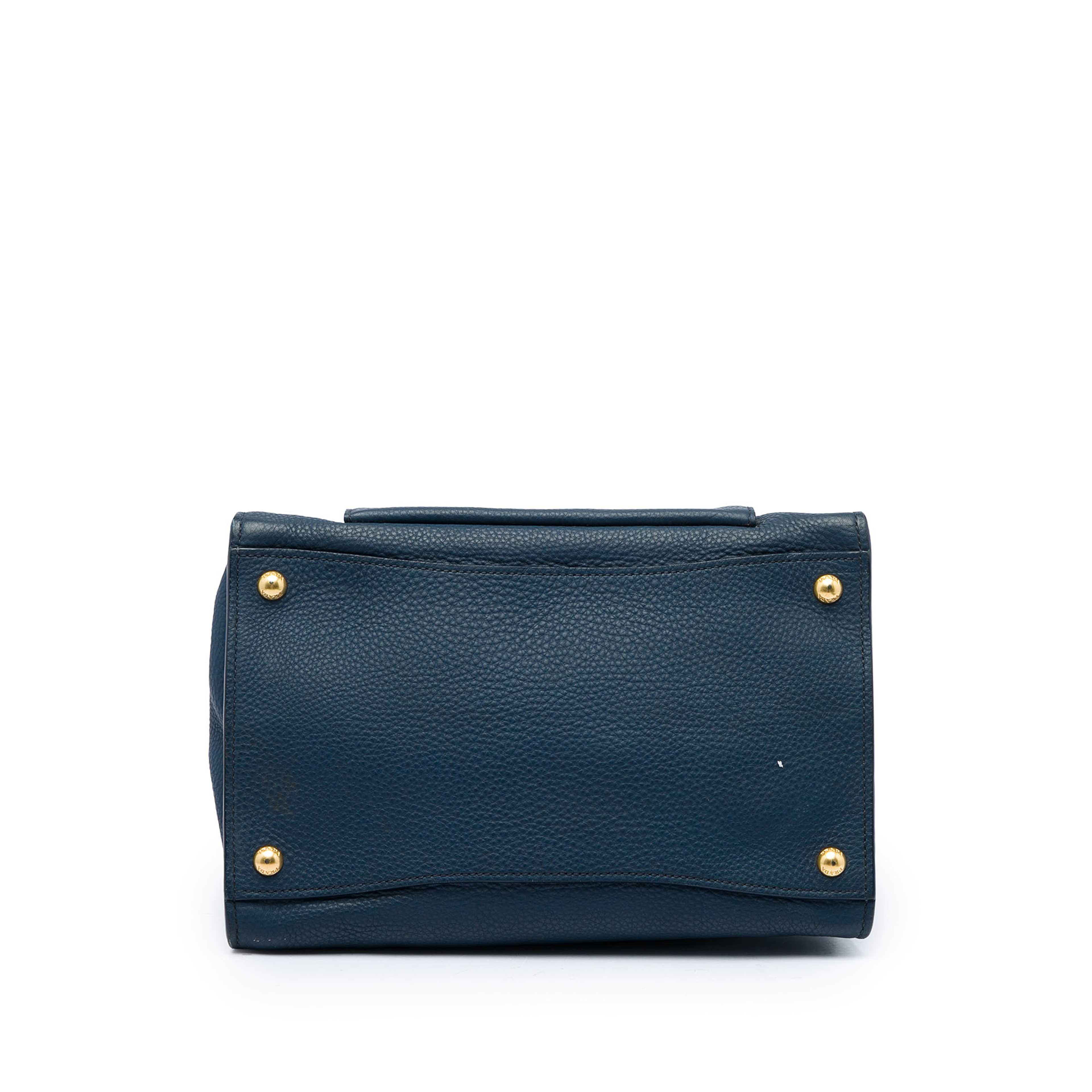 Prada Vitello Daino Front Pocket Open Convertible Tote, från Luxclusif, i färgen blå. Klicka för att öppna bilden i stort format