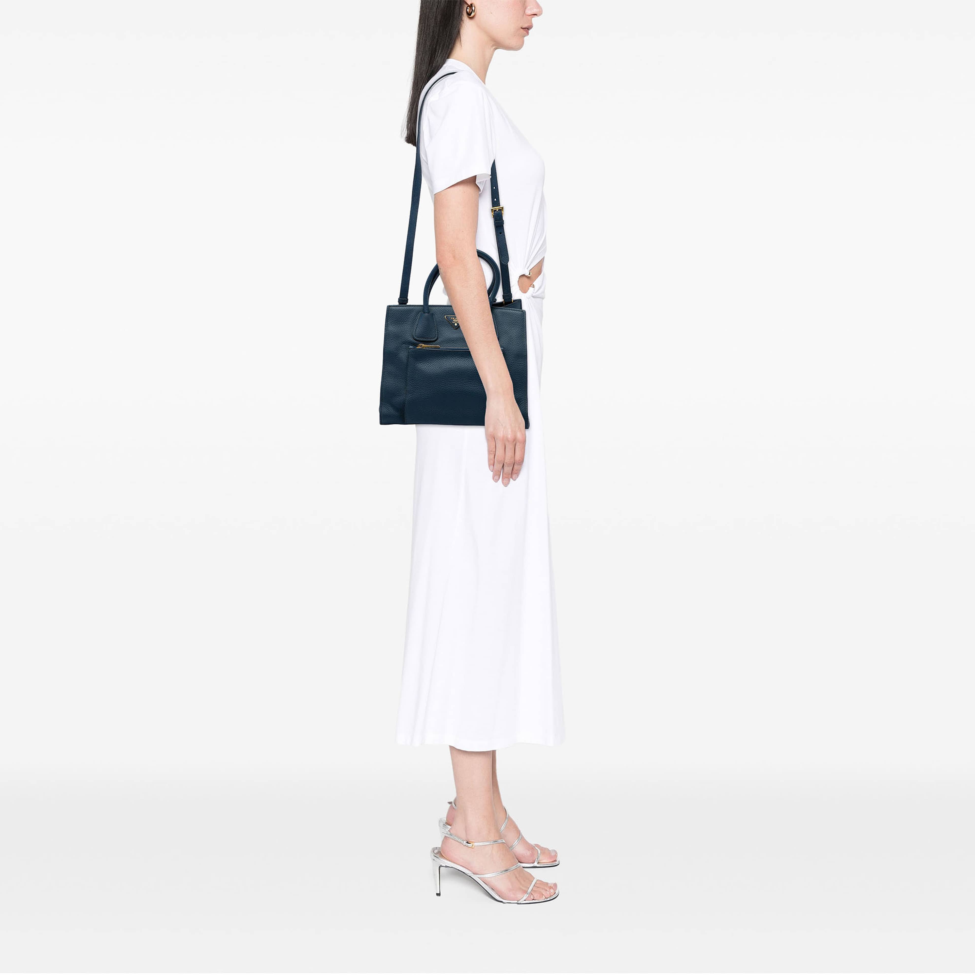 Prada Vitello Daino Front Pocket Open Convertible Tote, från Luxclusif, i färgen blå. Klicka för att öppna bilden i stort format