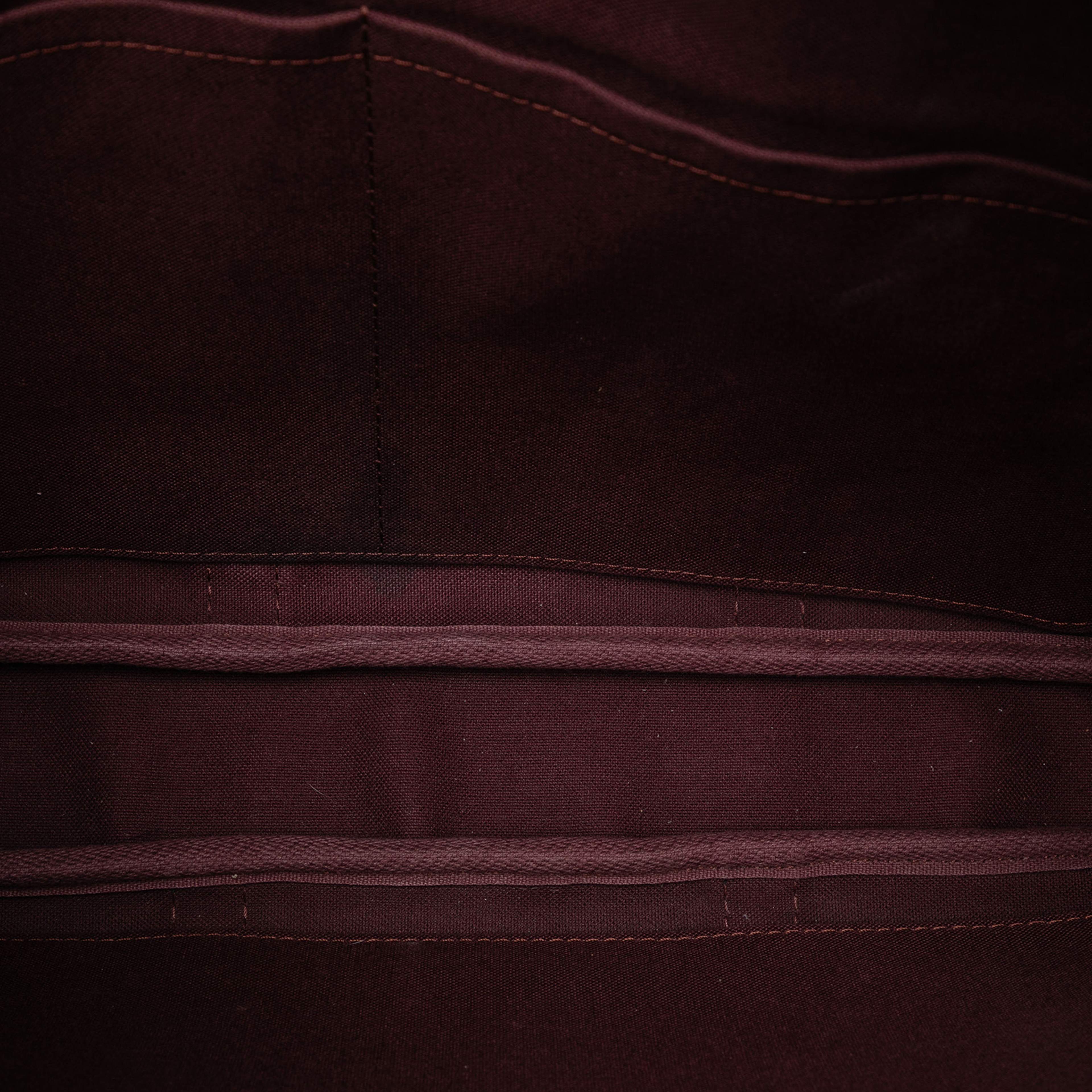 Louis Vuitton Monogram Macassar Porte Documents Voyage, från Luxclusif, i färgen brown. Klicka för att öppna bilden i stort format