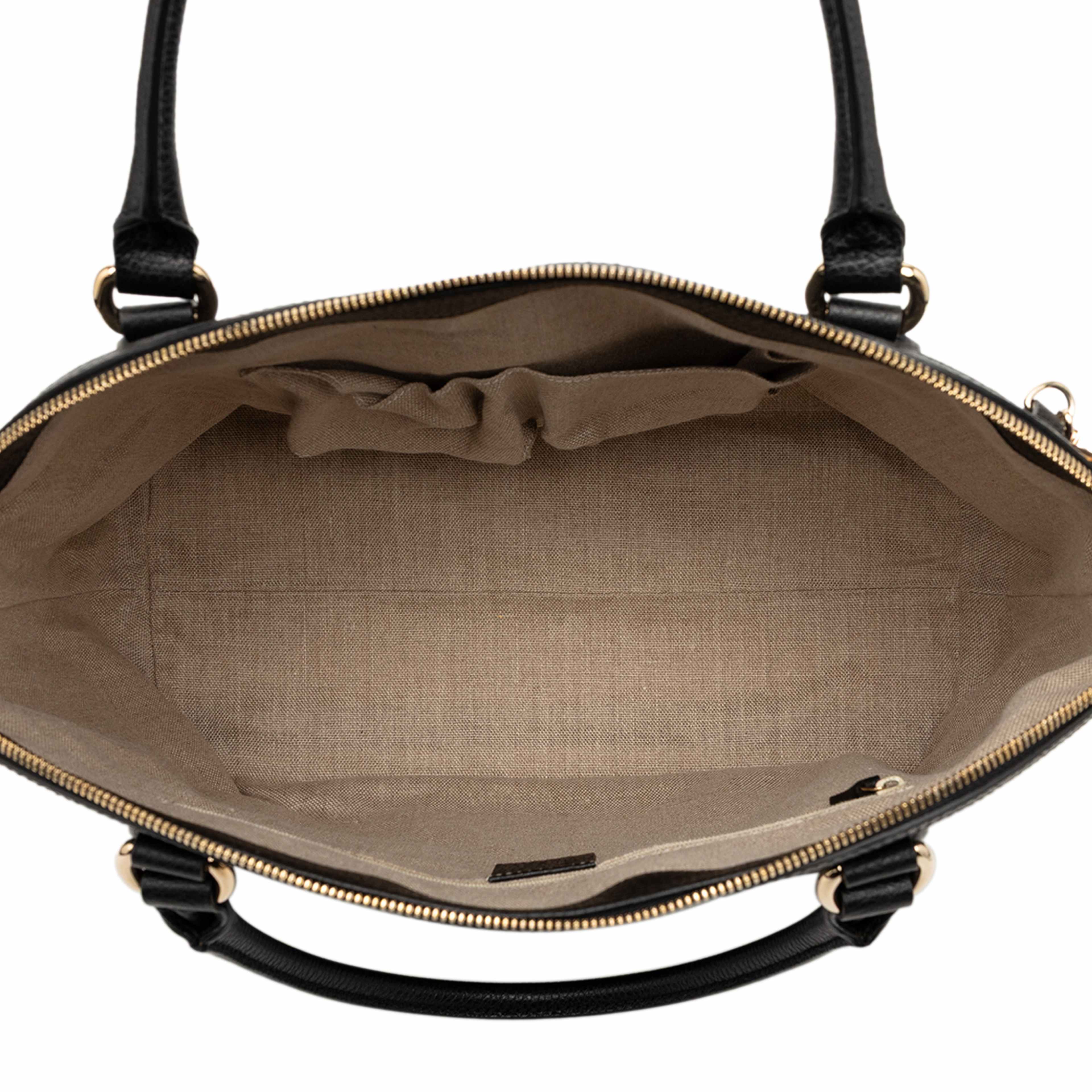 Gucci Large Dollar Calfskin Gg Charm Dome Satchel, från Luxclusif, i färgen black. Klicka för att öppna bilden i stort format