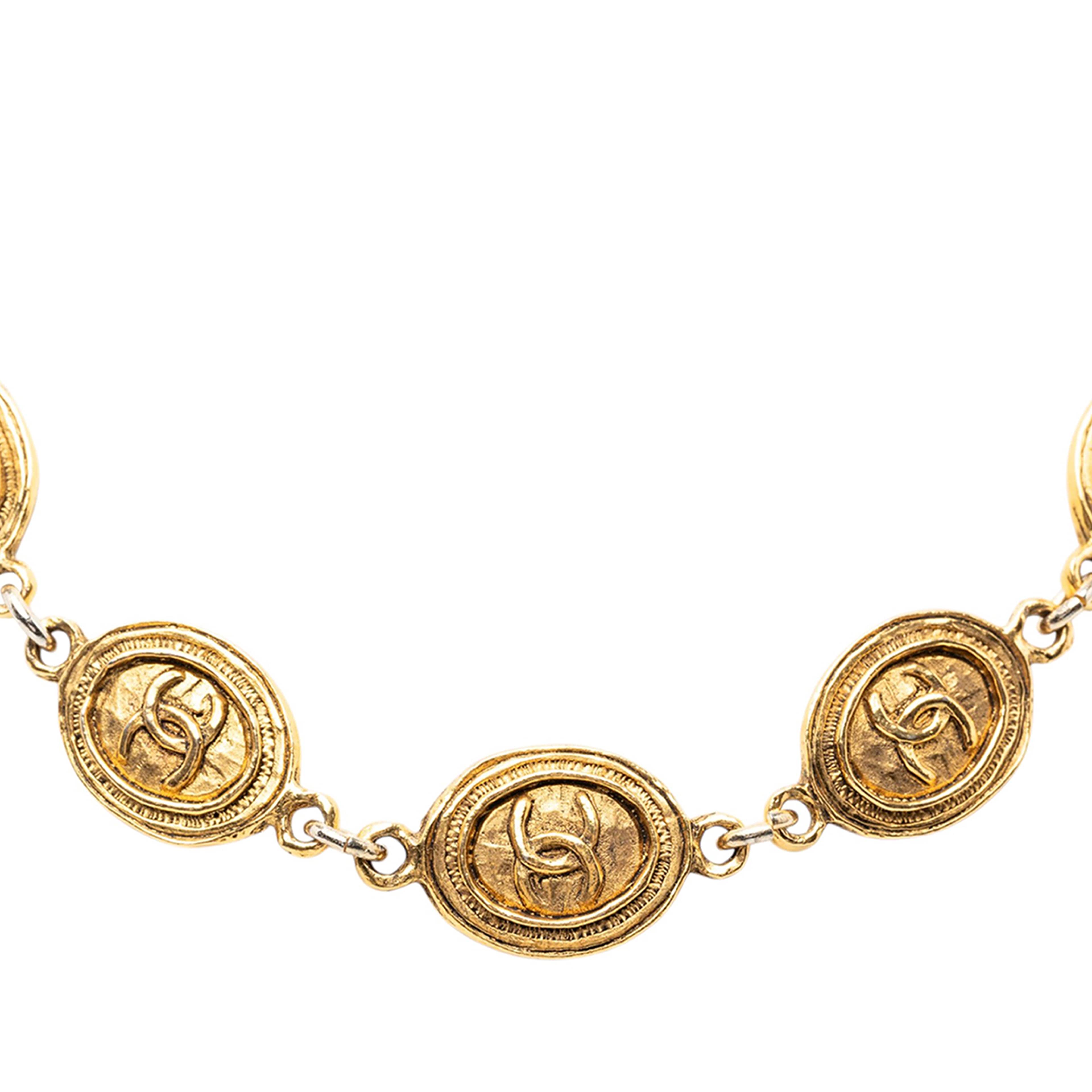 Chanel Cc Gold Plated Oval Medallion Chain Necklace, från Luxclusif, i färgen guld. Klicka för att öppna bilden i stort format
