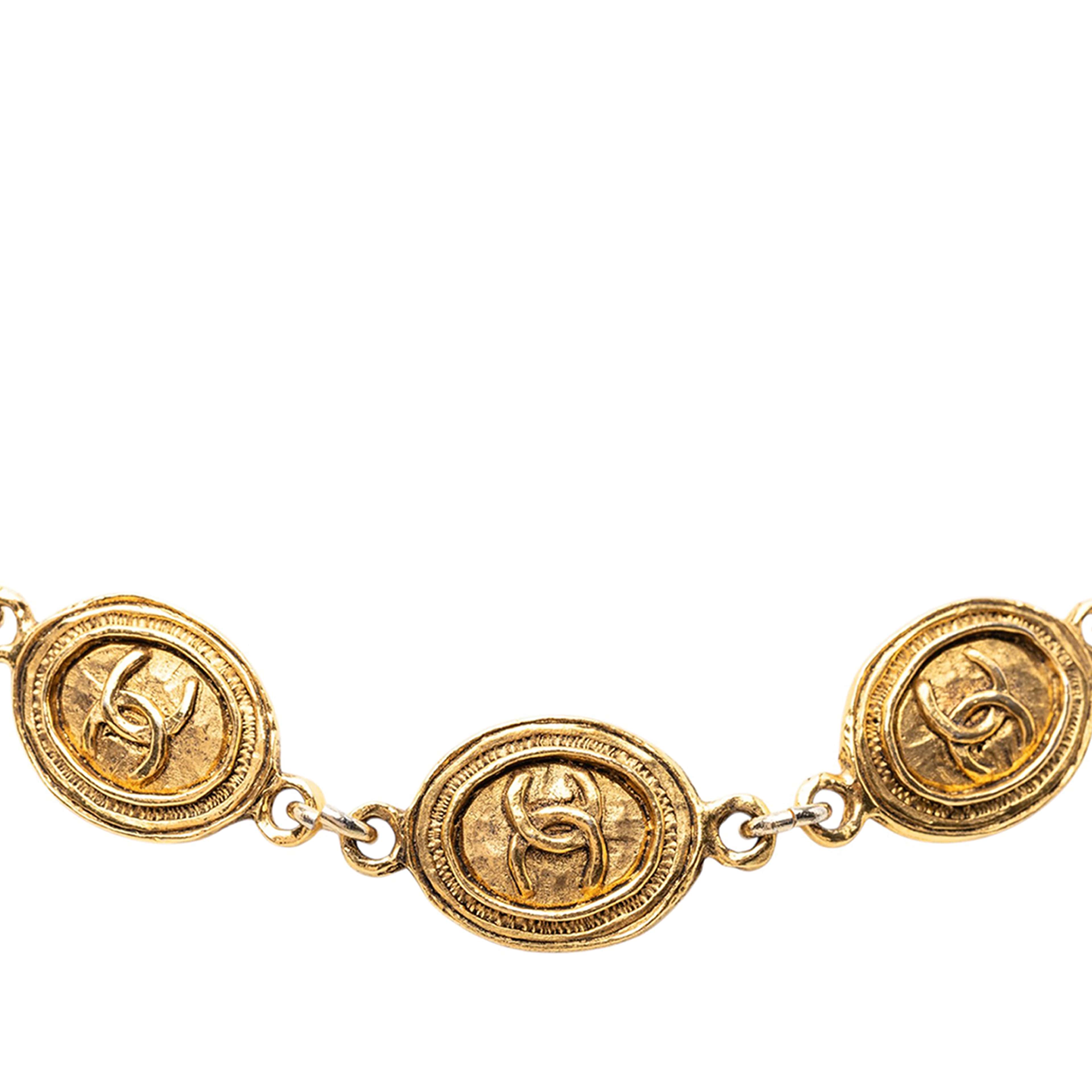 Chanel Cc Gold Plated Oval Medallion Chain Necklace, från Luxclusif, i färgen guld. Klicka för att öppna bilden i stort format