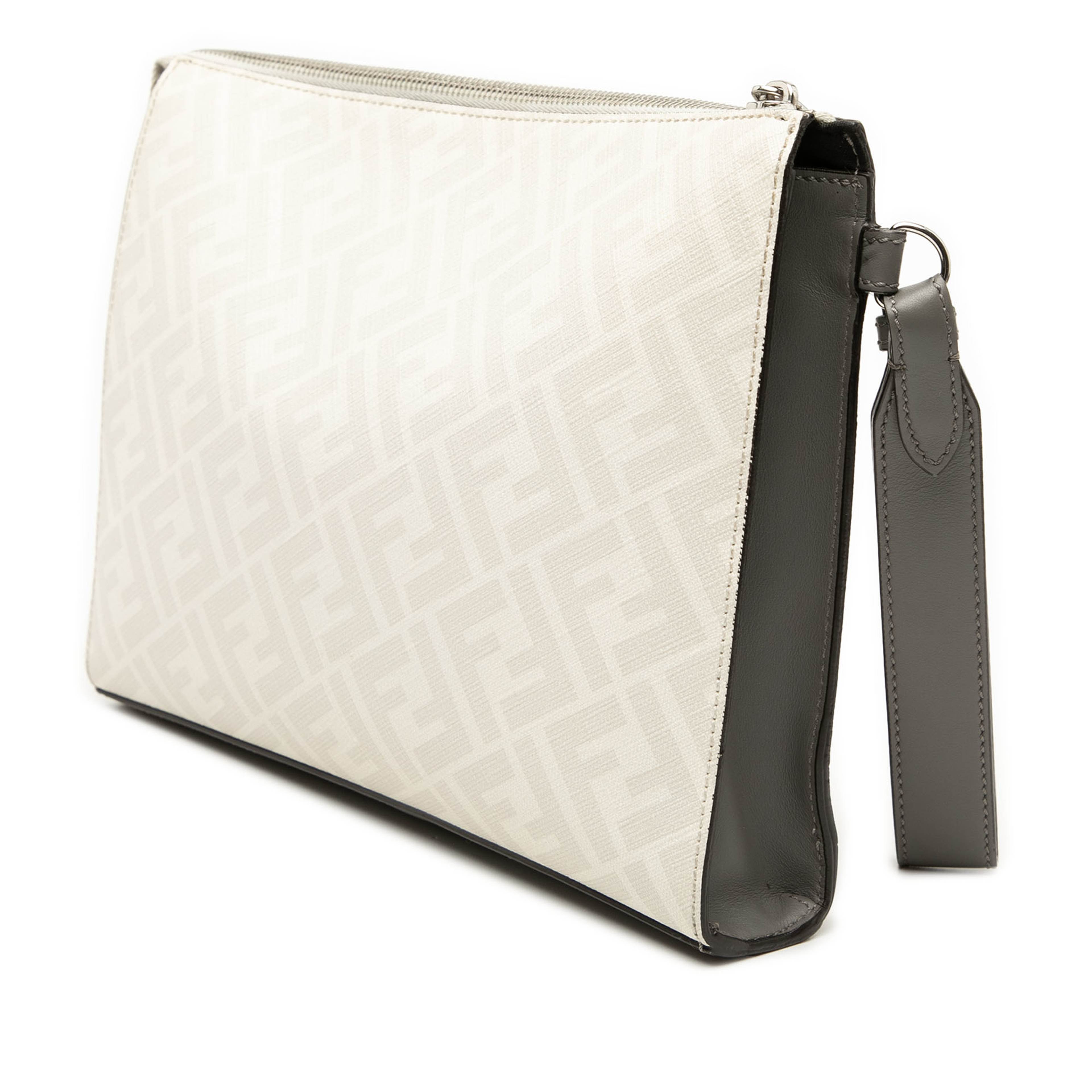 Fendi Zucca Coated Canvas Ff 1974 Diagonal Vitello Liberty Front Zip Clutch, från Luxclusif, i färgen vit. Klicka för att öppna bilden i stort format